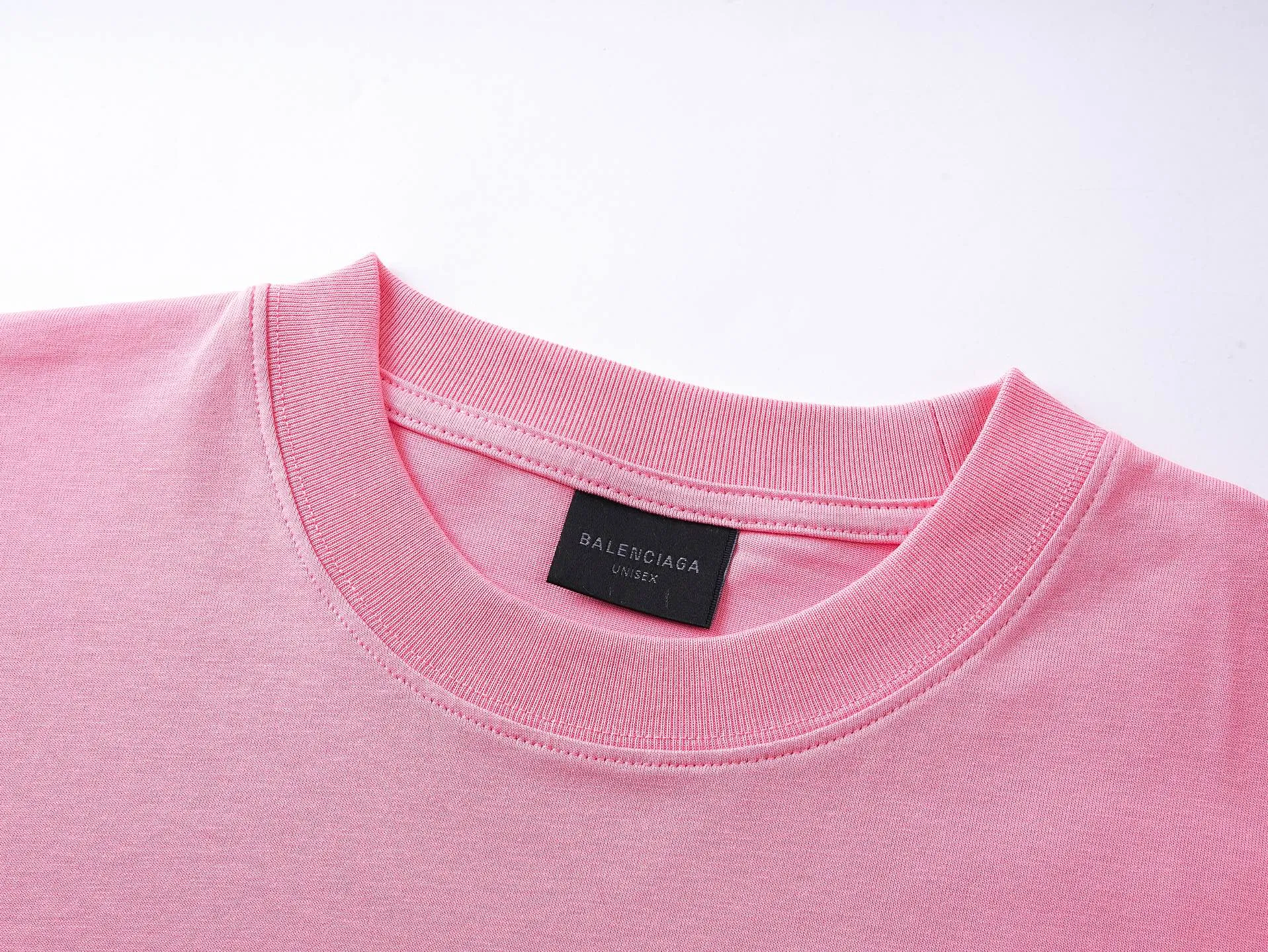 🅿️186 real photos [Top version. Official website quality] BALENCI*GA/Paris. SS25 latest model, Paris Chinese Valentine's Day limited edition, short-sleeved T-shirt with love LOGO embroidery on the front and love LOGO printing on the back. Brick cabinet synchronization. Genuine product developed at the first time, welcome to compare! The fabric is made of Paris ZP custom-woven and dyed cotton double yarn. Weighing 260 grams, the cloth surface is clean. The cloth pattern is clear, soft and comfortable. The threads are dyed with no color difference. The embroidery is done using imported Tajima embroidery machines. The printing uses environmentally friendly imported rubber paddles. The letters are clear and the effect is three-dimensional. The version adopts OS loose shoulder design. Same style for men and women. Code: BL253721 Color: black, red, pink, off-white Size: XS S M L