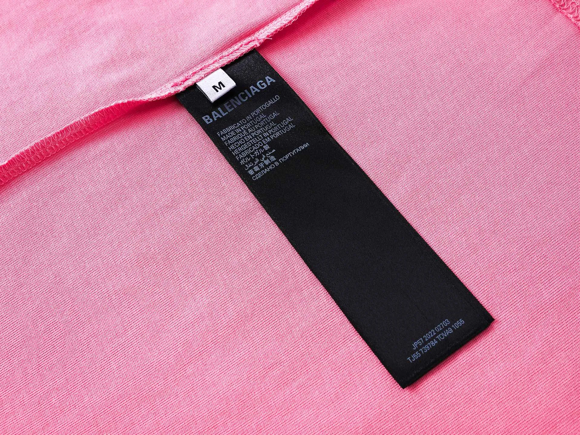 🅿️186 real photos [Top version. Official website quality] BALENCI*GA/Paris. SS25 latest model, Paris Chinese Valentine's Day limited edition, short-sleeved T-shirt with love LOGO embroidery on the front and love LOGO printing on the back. Brick cabinet synchronization. Genuine product developed at the first time, welcome to compare! The fabric is made of Paris ZP custom-woven and dyed cotton double yarn. Weighing 260 grams, the cloth surface is clean. The cloth pattern is clear, soft and comfortable. The threads are dyed with no color difference. The embroidery is done using imported Tajima embroidery machines. The printing uses environmentally friendly imported rubber paddles. The letters are clear and the effect is three-dimensional. The version adopts OS loose shoulder design. Same style for men and women. Code: BL253721 Color: black, red, pink, off-white Size: XS S M L