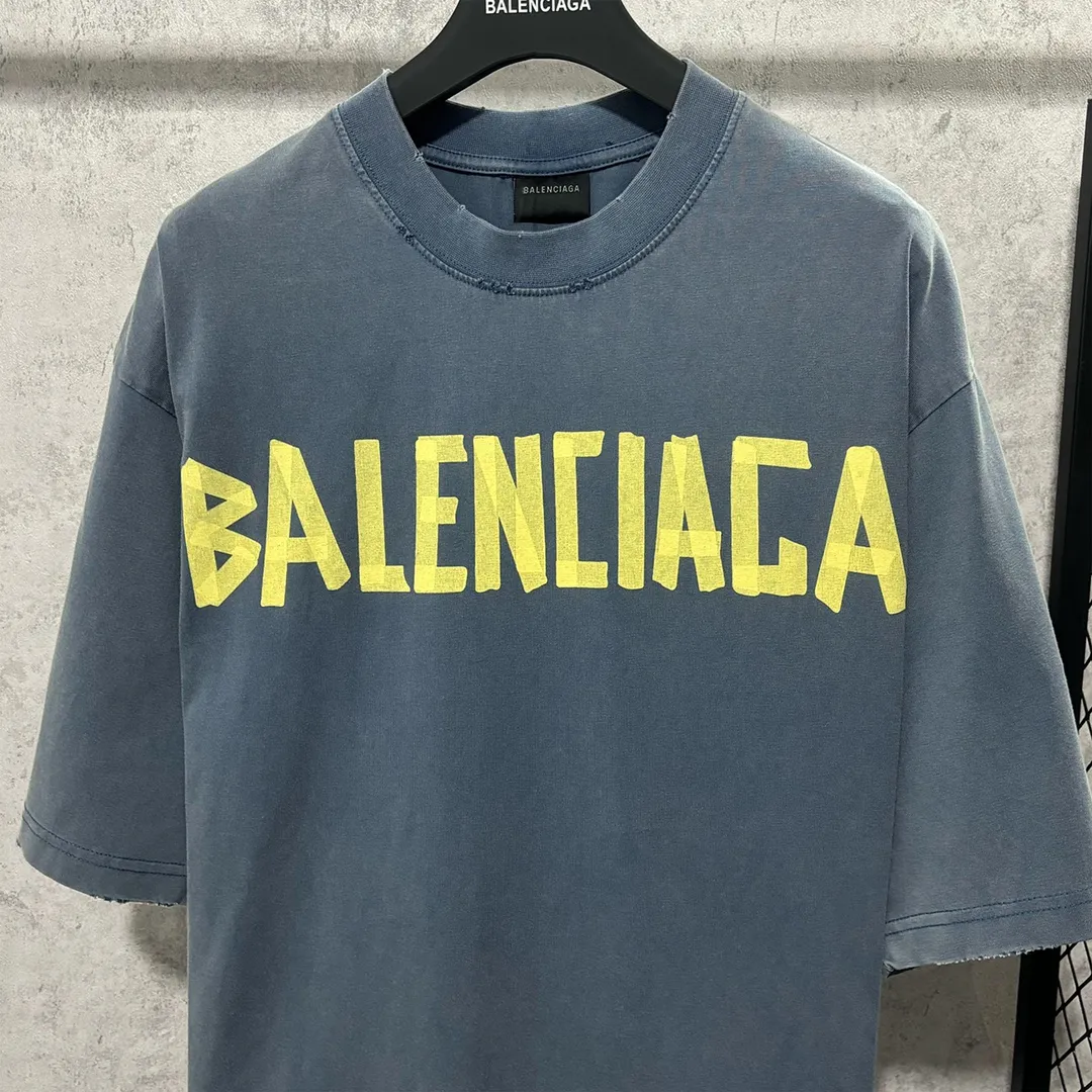 🅿️180 9110# Actual photo top version [[BALENCIA*GA] official website quality Paris new yellow tape bandage digital direct spray short-sleeved T-shirt OS version loose dropped shoulders Unisex style Fabric: 260g 100% pure cotton double yarn Process: front and rear digital direct spray garment wash worn distressed fixed color Color: gray blue white washed blue burgundy green Black silver rose red khaki Size: XS S M L