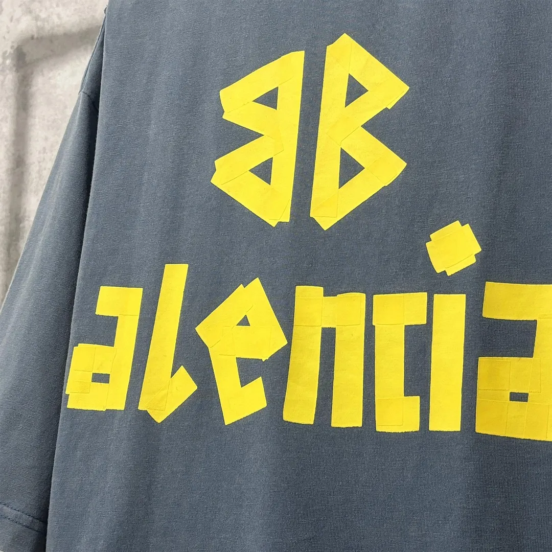 🅿️180 9110# Actual photo top version [[BALENCIA*GA] official website quality Paris new yellow tape bandage digital direct spray short-sleeved T-shirt OS version loose dropped shoulders Unisex style Fabric: 260g 100% pure cotton double yarn Process: front and rear digital direct spray garment wash worn distressed fixed color Color: gray blue white washed blue burgundy green Black silver rose red khaki Size: XS S M L