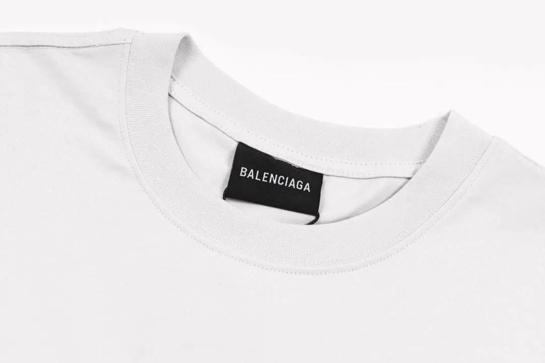 🅿️174 Detailed picture [Top version. Official website quality] BALENCI*GA/Paris #XXXL embroidered short-sleeved T-shirt# The fabric is made of Paris ZP custom-woven and dyed cotton double yarn. Weighing 260 grams, the cloth surface is clean. The cloth pattern is clear, soft and comfortable. The color fastness is good. It is not easy to change color. The threads are dyed with no color difference. The classic pattern embroidery uses an imported embroidery machine, and the embroidery thread color is based on the original color. It is produced based on the pictures in the Jubie market. The letters are clear. The three-dimensional effect is strong. The embroidery is precise. The version adopts OS loose shoulder design. Same style for men and women. Code: BL223009 Color: Lime, washed black Size: XS S M L