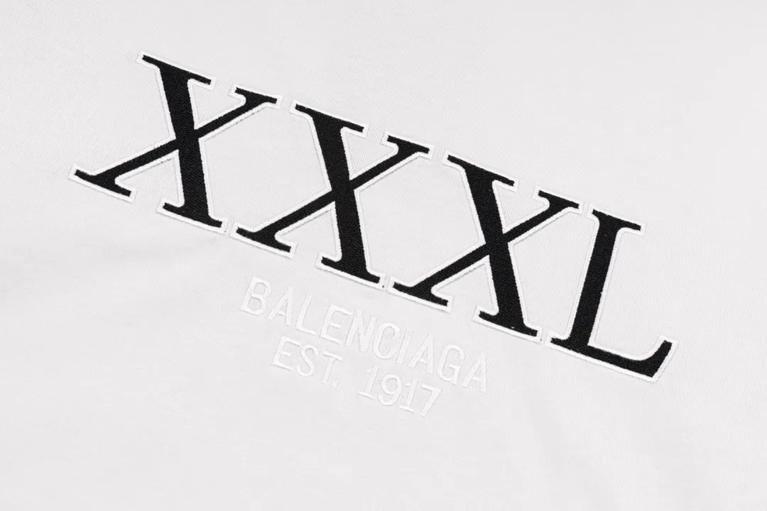 🅿️174 Detailed picture [Top version. Official website quality] BALENCI*GA/Paris #XXXL embroidered short-sleeved T-shirt# The fabric is made of Paris ZP custom-woven and dyed cotton double yarn. Weighing 260 grams, the cloth surface is clean. The cloth pattern is clear, soft and comfortable. The color fastness is good. It is not easy to change color. The threads are dyed with no color difference. The classic pattern embroidery uses an imported embroidery machine, and the embroidery thread color is based on the original color. It is produced based on the pictures in the Jubie market. The letters are clear. The three-dimensional effect is strong. The embroidery is precise. The version adopts OS loose shoulder design. Same style for men and women. Code: BL223009 Color: Lime, washed black Size: XS S M L