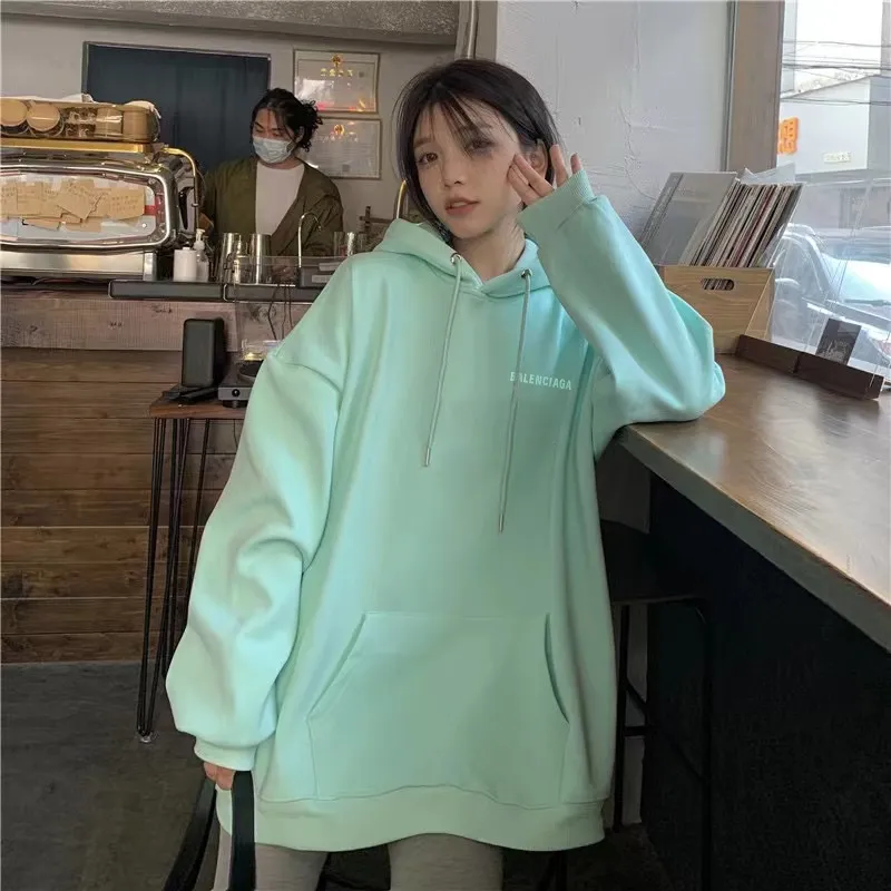 ♻️💯Upper body reference model picture❤️Top version BALENCIAGA large back LOGO basic letters pure cotton loose loose male and female couples same style fashion brand high-end embroidered cotton hoodie hooded sweatshirt The god of simplicity in Paris, a volume sought after by many stars. Lisa’s favorite basic short-sleeved Paris style, which has a very high appearance rate. Wear alone, paired with jeans, shorts, and sweatpants, it's a versatile style. Xiaohongshu, a hot item on INS, a must-have for Paris fans.  Using Tajima embroidery technology imported from Japan, the printing looks very three-dimensional and full, with no threads. Regardless of the size, the front and back letters can be expressed perfectly! The fabric is made of 460g pure cotton combed terry fabric!  A complete set of customized tags, collar tags, washed, plastic bags, and most importantly, a complete set of bags, tag codes, and codes are all authentic.  Color: mint green dark brown Size: XS-L P:450