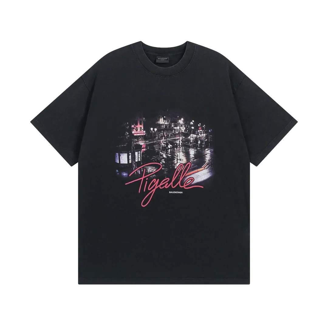 🅿️200 real photos [Top version. Official website quality] BALENCI*GA/Paris.SS24 Paris city night view print, finished washed and distressed short-sleeved T-shirt. Brick cabinet synchronization. Genuine product developed in the first time, happy to print and compare! The fabric is made of Paris ZP custom-woven and dyed cotton double yarn. Weighing 260 grams, the cloth surface is clean. The cloth pattern is clear, soft and comfortable. The threads are dyed with no color difference. The printing uses environmentally friendly imported materials. The letters are clear and the effect is three-dimensional. The version adopts OS loose shoulder design. Same style for men and women. Code: BL223603 Color: black, white Size: XS S M L