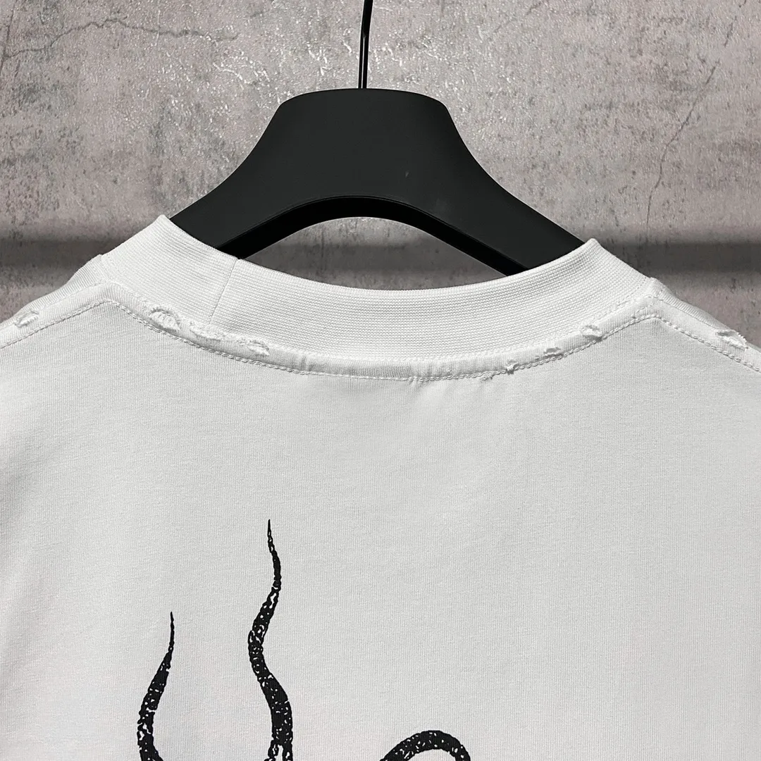 🅿️160 9123# Detailed picture Top version [[BALENCIA*GA] official website quality Paris new flame letters Sanskrit thunder LOGO destruction short-sleeved T-shirt OS version loose dropped shoulders Unisex style Fabric: 260 grams 100% cotton double yarn Technology: front and rear left and right sleeve printing Garment wash worn distressed fixed color Color: white Size: XS S M L