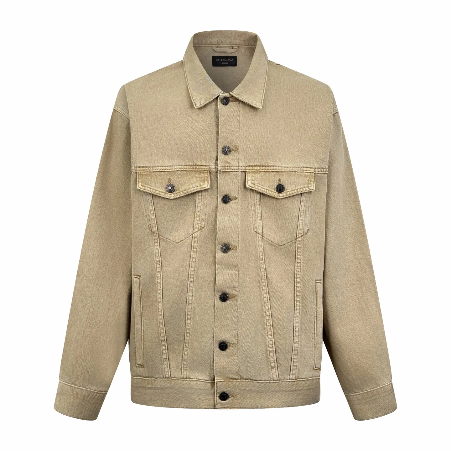 🅿️560 BLCG embroidered letter denim jacket. The original purchase was RMB 16,500. The fabric is made of customized cotton-like thick denim material. It has high quality and is comfortable and close to the skin. Classic denim meets earth tones. It has a light golden brown when the light flows, with a lazy warm tone. The single row of matte copper buttons on the front panel creates a cold and warm collision with the color system. It is low-key but intriguing. The Balenciaga logo on the back panel highlights the brand style. Highly identifiable. Unique interpretation of art and taste. Deliberately distressed design with polish. Imperfect detail aesthetics. Wrapped with retro edge. Let the wearer become a walking retro narrator. Imported machine embroidery technology is used. Advanced computer control system and precision mechanical components are used to realize the Balenciaga logo embroidery operation. High precision. The lines are smooth and delicate. Edge grinding technology uses physical friction and manual polishing to create a natural wear effect on the edges. A process that imitates the wear and tear texture caused by long-term wearing. To achieve a rough retro style, multiple horses and sand scrubbers are used to rub specific parts with a high-pressure spray gun to achieve a local gradient effect, and then use frosting technology to create a unique texture pattern. The workmanship is extremely complex and time-consuming and labor-intensive, stone grinding and light fermentation + pulling, bleaching and softening. The mutual friction between pumice and clothing causes wear and fading effects on the surface of the denim. The combination of pulling and bleaching allows the clothing to produce a certain texture and stretching effect while bleaching. Size:1-2-3-4