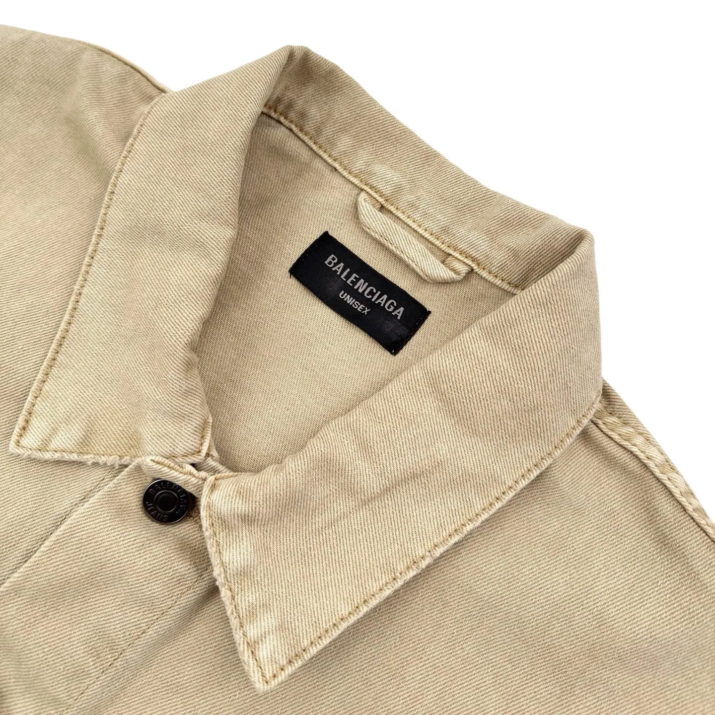 🅿️560 BLCG embroidered letter denim jacket. The original purchase was RMB 16,500. The fabric is made of customized cotton-like thick denim material. It has high quality and is comfortable and close to the skin. Classic denim meets earth tones. It has a light golden brown when the light flows, with a lazy warm tone. The single row of matte copper buttons on the front panel creates a cold and warm collision with the color system. It is low-key but intriguing. The Balenciaga logo on the back panel highlights the brand style. Highly identifiable. Unique interpretation of art and taste. Deliberately distressed design with polish. Imperfect detail aesthetics. Wrapped with retro edge. Let the wearer become a walking retro narrator. Imported machine embroidery technology is used. Advanced computer control system and precision mechanical components are used to realize the Balenciaga logo embroidery operation. High precision. The lines are smooth and delicate. Edge grinding technology uses physical friction and manual polishing to create a natural wear effect on the edges. A process that imitates the wear and tear texture caused by long-term wearing. To achieve a rough retro style, multiple horses and sand scrubbers are used to rub specific parts with a high-pressure spray gun to achieve a local gradient effect, and then use frosting technology to create a unique texture pattern. The workmanship is extremely complex and time-consuming and labor-intensive, stone grinding and light fermentation + pulling, bleaching and softening. The mutual friction between pumice and clothing causes wear and fading effects on the surface of the denim. The combination of pulling and bleaching allows the clothing to produce a certain texture and stretching effect while bleaching. Size:1-2-3-4