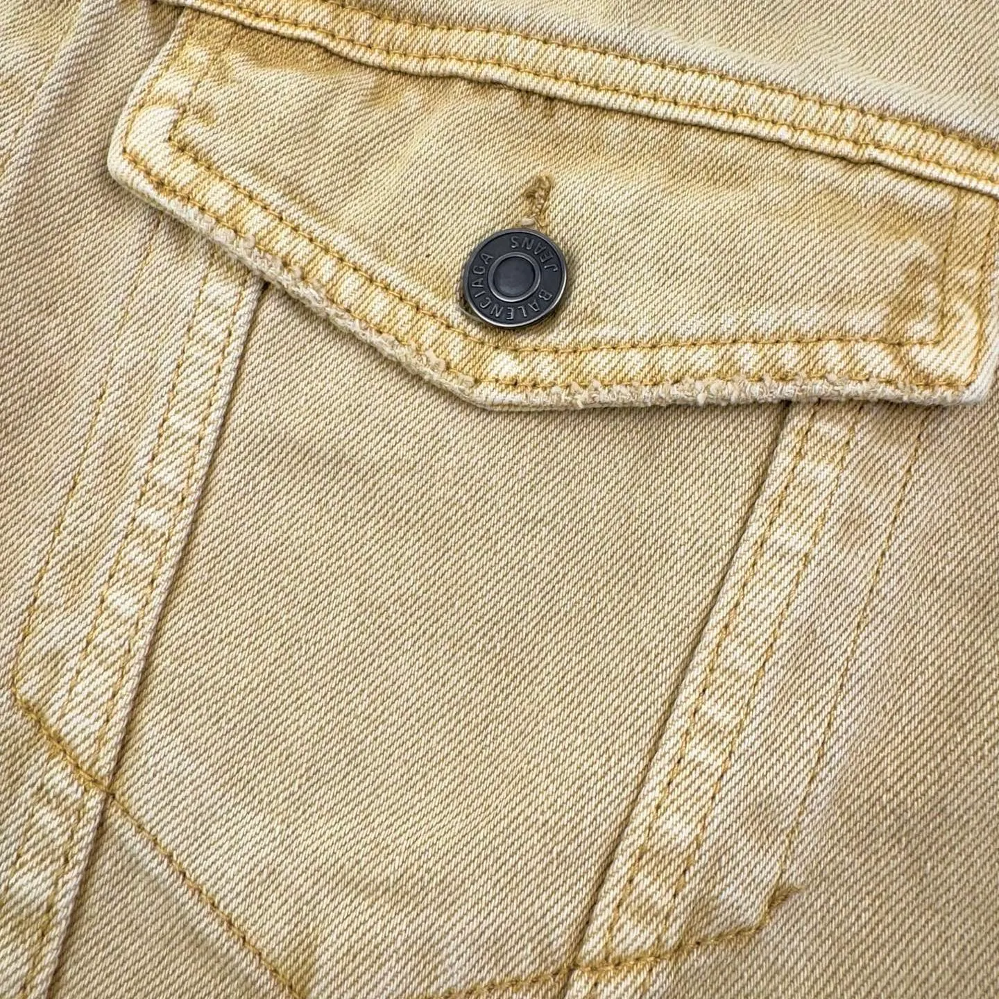 🅿️560 BLCG embroidered letter denim jacket. The original purchase was RMB 16,500. The fabric is made of customized cotton-like thick denim material. It has high quality and is comfortable and close to the skin. Classic denim meets earth tones. It has a light golden brown when the light flows, with a lazy warm tone. The single row of matte copper buttons on the front panel creates a cold and warm collision with the color system. It is low-key but intriguing. The Balenciaga logo on the back panel highlights the brand style. Highly identifiable. Unique interpretation of art and taste. Deliberately distressed design with polish. Imperfect detail aesthetics. Wrapped with retro edge. Let the wearer become a walking retro narrator. Imported machine embroidery technology is used. Advanced computer control system and precision mechanical components are used to realize the Balenciaga logo embroidery operation. High precision. The lines are smooth and delicate. Edge grinding technology uses physical friction and manual polishing to create a natural wear effect on the edges. A process that imitates the wear and tear texture caused by long-term wearing. To achieve a rough retro style, multiple horses and sand scrubbers are used to rub specific parts with a high-pressure spray gun to achieve a local gradient effect, and then use frosting technology to create a unique texture pattern. The workmanship is extremely complex and time-consuming and labor-intensive, stone grinding and light fermentation + pulling, bleaching and softening. The mutual friction between pumice and clothing causes wear and fading effects on the surface of the denim. The combination of pulling and bleaching allows the clothing to produce a certain texture and stretching effect while bleaching. Size:1-2-3-4