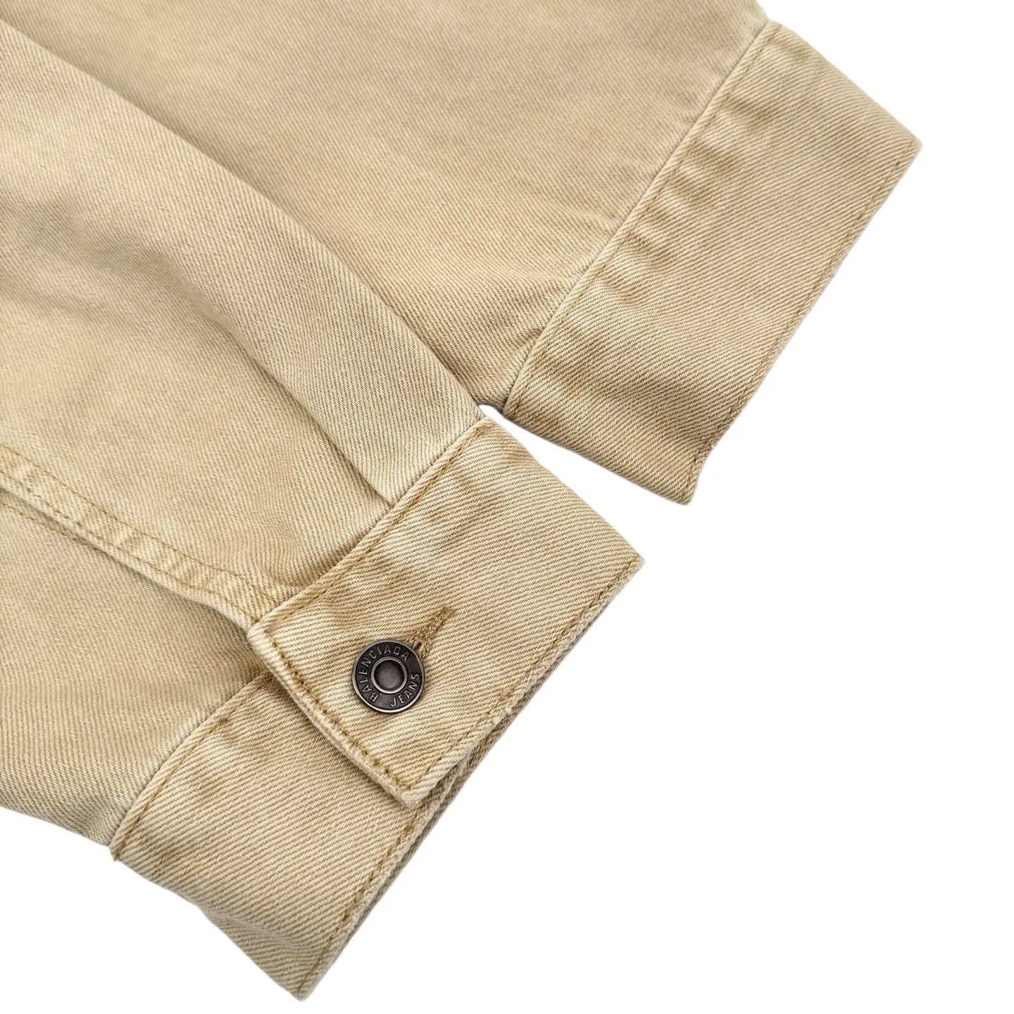 🅿️560 BLCG embroidered letter denim jacket. The original purchase was RMB 16,500. The fabric is made of customized cotton-like thick denim material. It has high quality and is comfortable and close to the skin. Classic denim meets earth tones. It has a light golden brown when the light flows, with a lazy warm tone. The single row of matte copper buttons on the front panel creates a cold and warm collision with the color system. It is low-key but intriguing. The Balenciaga logo on the back panel highlights the brand style. Highly identifiable. Unique interpretation of art and taste. Deliberately distressed design with polish. Imperfect detail aesthetics. Wrapped with retro edge. Let the wearer become a walking retro narrator. Imported machine embroidery technology is used. Advanced computer control system and precision mechanical components are used to realize the Balenciaga logo embroidery operation. High precision. The lines are smooth and delicate. Edge grinding technology uses physical friction and manual polishing to create a natural wear effect on the edges. A process that imitates the wear and tear texture caused by long-term wearing. To achieve a rough retro style, multiple horses and sand scrubbers are used to rub specific parts with a high-pressure spray gun to achieve a local gradient effect, and then use frosting technology to create a unique texture pattern. The workmanship is extremely complex and time-consuming and labor-intensive, stone grinding and light fermentation + pulling, bleaching and softening. The mutual friction between pumice and clothing causes wear and fading effects on the surface of the denim. The combination of pulling and bleaching allows the clothing to produce a certain texture and stretching effect while bleaching. Size:1-2-3-4