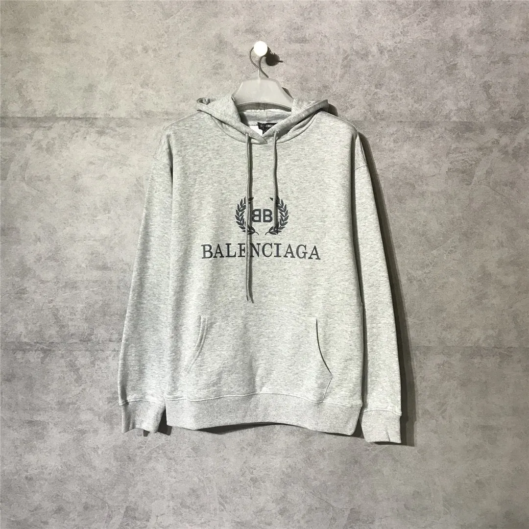 The top tested version of Balenciaga's classic wheat ear hooded sweatshirt is made of 480g pure cotton double-yarn terry fabric, which is thick and textured. High-density knitting technology makes it firm and elastic, with high suppleness and skin-friendliness. It feels soft and delicate, does not shrink or deform, and has a crisp and stylish upper body. It is different from the cheap soft sofa fabrics with low weight and low count on the market.  Ultra-high-level workmanship, every detail shows a sense of luxury, and the original three-dimensional cutting process creates a perfect fit. The OS loose shoulder style accommodates all body types. It is a truly versatile style that looks slim and good-looking for both men and women.  The brushed classic wheat ear letter print has high fastness and will not crack or fall off. The classic pattern will never go out of style. Multiple colors are available, and every color is beautiful!  Color: Gray Size: XS-L P:420