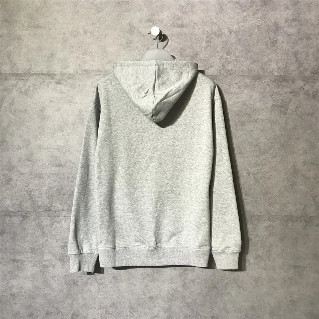 The top tested version of Balenciaga's classic wheat ear hooded sweatshirt is made of 480g pure cotton double-yarn terry fabric, which is thick and textured. High-density knitting technology makes it firm and elastic, with high suppleness and skin-friendliness. It feels soft and delicate, does not shrink or deform, and has a crisp and stylish upper body. It is different from the cheap soft sofa fabrics with low weight and low count on the market.  Ultra-high-level workmanship, every detail shows a sense of luxury, and the original three-dimensional cutting process creates a perfect fit. The OS loose shoulder style accommodates all body types. It is a truly versatile style that looks slim and good-looking for both men and women.  The brushed classic wheat ear letter print has high fastness and will not crack or fall off. The classic pattern will never go out of style. Multiple colors are available, and every color is beautiful!  Color: Gray Size: XS-L P:420