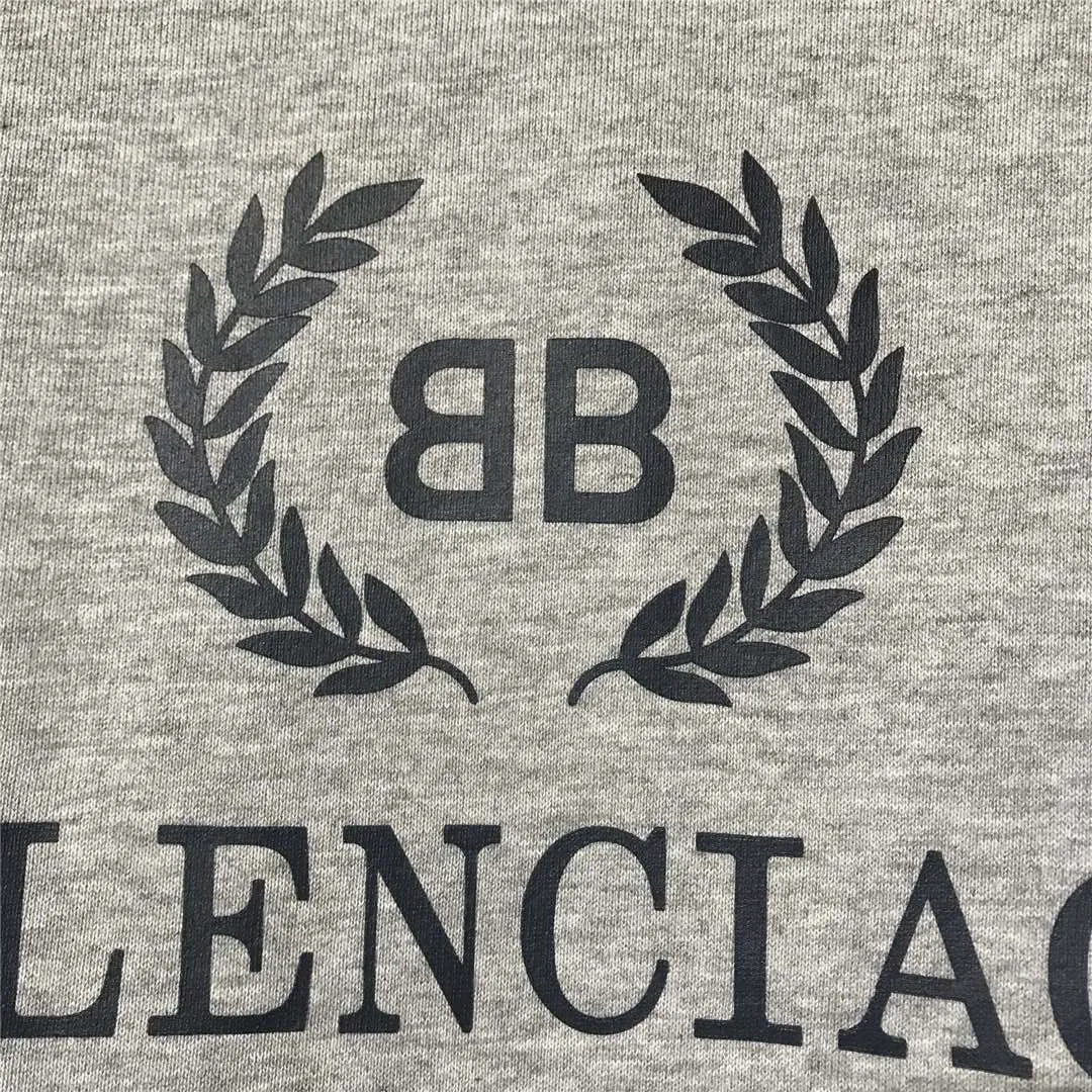 The top tested version of Balenciaga's classic wheat ear hooded sweatshirt is made of 480g pure cotton double-yarn terry fabric, which is thick and textured. High-density knitting technology makes it firm and elastic, with high suppleness and skin-friendliness. It feels soft and delicate, does not shrink or deform, and has a crisp and stylish upper body. It is different from the cheap soft sofa fabrics with low weight and low count on the market.  Ultra-high-level workmanship, every detail shows a sense of luxury, and the original three-dimensional cutting process creates a perfect fit. The OS loose shoulder style accommodates all body types. It is a truly versatile style that looks slim and good-looking for both men and women.  The brushed classic wheat ear letter print has high fastness and will not crack or fall off. The classic pattern will never go out of style. Multiple colors are available, and every color is beautiful!  Color: Gray Size: XS-L P:420