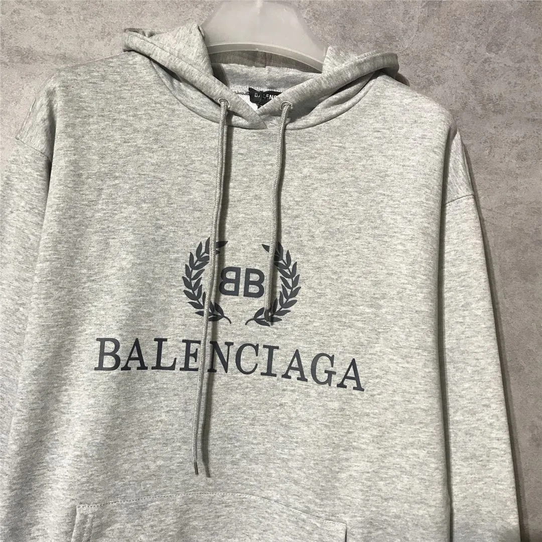The top tested version of Balenciaga's classic wheat ear hooded sweatshirt is made of 480g pure cotton double-yarn terry fabric, which is thick and textured. High-density knitting technology makes it firm and elastic, with high suppleness and skin-friendliness. It feels soft and delicate, does not shrink or deform, and has a crisp and stylish upper body. It is different from the cheap soft sofa fabrics with low weight and low count on the market.  Ultra-high-level workmanship, every detail shows a sense of luxury, and the original three-dimensional cutting process creates a perfect fit. The OS loose shoulder style accommodates all body types. It is a truly versatile style that looks slim and good-looking for both men and women.  The brushed classic wheat ear letter print has high fastness and will not crack or fall off. The classic pattern will never go out of style. Multiple colors are available, and every color is beautiful!  Color: Gray Size: XS-L P:420