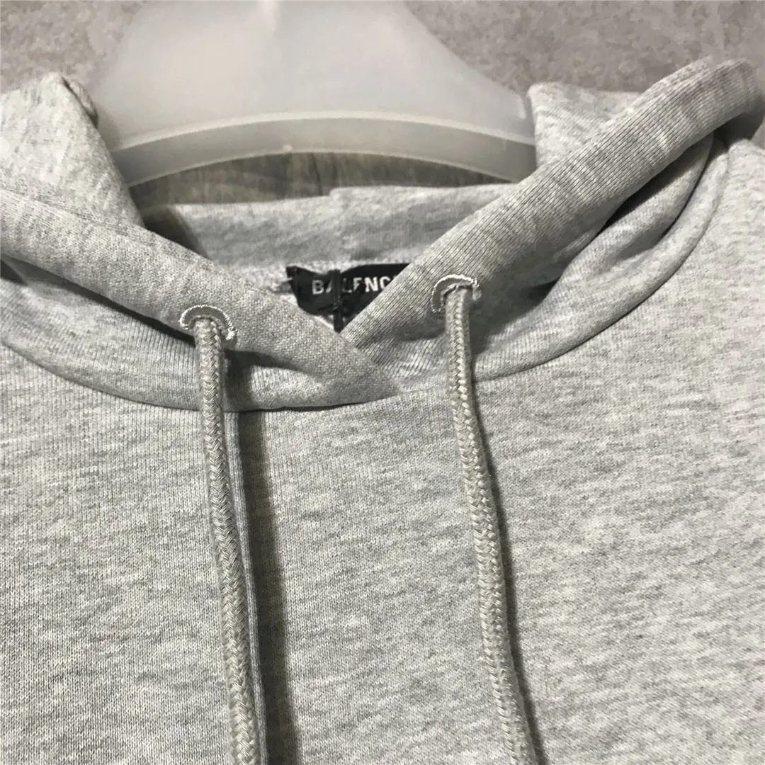 The top tested version of Balenciaga's classic wheat ear hooded sweatshirt is made of 480g pure cotton double-yarn terry fabric, which is thick and textured. High-density knitting technology makes it firm and elastic, with high suppleness and skin-friendliness. It feels soft and delicate, does not shrink or deform, and has a crisp and stylish upper body. It is different from the cheap soft sofa fabrics with low weight and low count on the market.  Ultra-high-level workmanship, every detail shows a sense of luxury, and the original three-dimensional cutting process creates a perfect fit. The OS loose shoulder style accommodates all body types. It is a truly versatile style that looks slim and good-looking for both men and women.  The brushed classic wheat ear letter print has high fastness and will not crack or fall off. The classic pattern will never go out of style. Multiple colors are available, and every color is beautiful!  Color: Gray Size: XS-L P:420