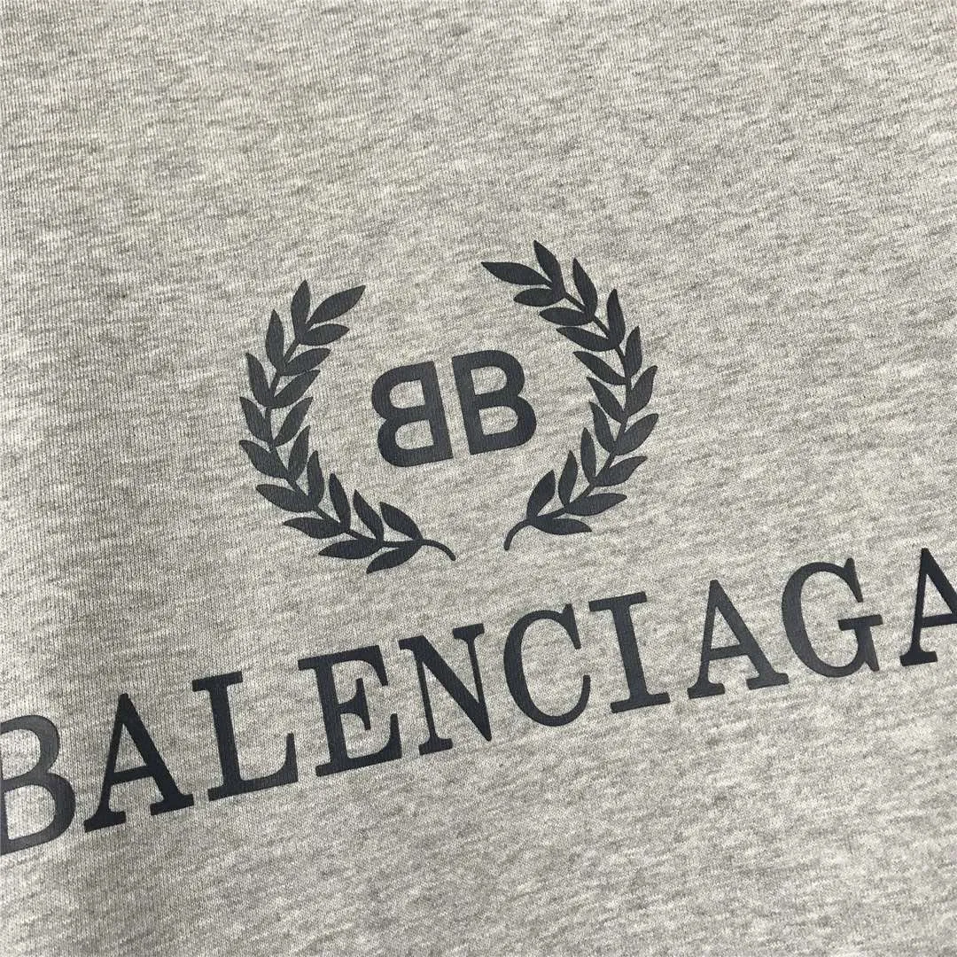 The top tested version of Balenciaga's classic wheat ear hooded sweatshirt is made of 480g pure cotton double-yarn terry fabric, which is thick and textured. High-density knitting technology makes it firm and elastic, with high suppleness and skin-friendliness. It feels soft and delicate, does not shrink or deform, and has a crisp and stylish upper body. It is different from the cheap soft sofa fabrics with low weight and low count on the market.  Ultra-high-level workmanship, every detail shows a sense of luxury, and the original three-dimensional cutting process creates a perfect fit. The OS loose shoulder style accommodates all body types. It is a truly versatile style that looks slim and good-looking for both men and women.  The brushed classic wheat ear letter print has high fastness and will not crack or fall off. The classic pattern will never go out of style. Multiple colors are available, and every color is beautiful!  Color: Gray Size: XS-L P:420