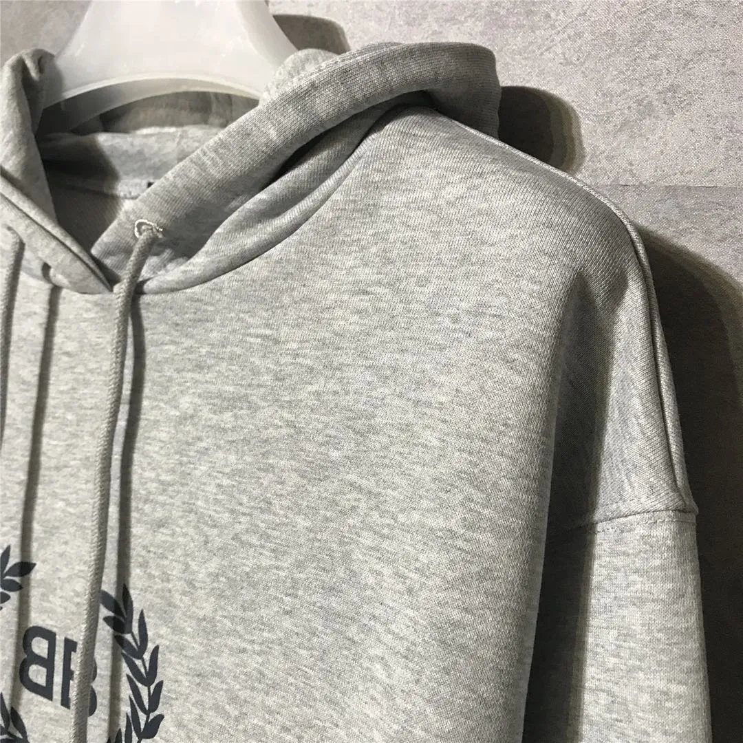 The top tested version of Balenciaga's classic wheat ear hooded sweatshirt is made of 480g pure cotton double-yarn terry fabric, which is thick and textured. High-density knitting technology makes it firm and elastic, with high suppleness and skin-friendliness. It feels soft and delicate, does not shrink or deform, and has a crisp and stylish upper body. It is different from the cheap soft sofa fabrics with low weight and low count on the market.  Ultra-high-level workmanship, every detail shows a sense of luxury, and the original three-dimensional cutting process creates a perfect fit. The OS loose shoulder style accommodates all body types. It is a truly versatile style that looks slim and good-looking for both men and women.  The brushed classic wheat ear letter print has high fastness and will not crack or fall off. The classic pattern will never go out of style. Multiple colors are available, and every color is beautiful!  Color: Gray Size: XS-L P:420