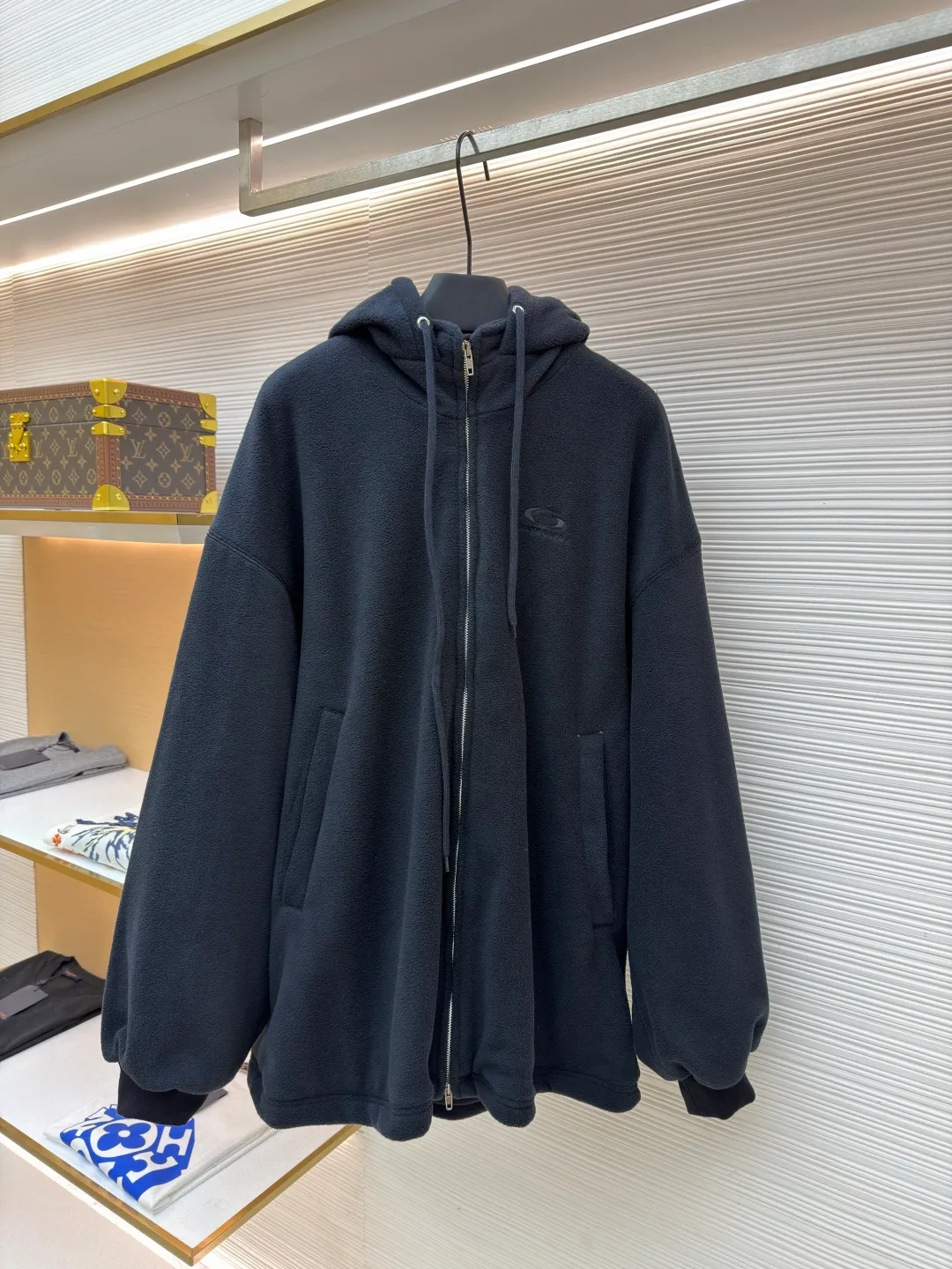 Balenciaga embroidered two-way zipper hooded fleece sweatshirt ●Original version: purchased and developed by 14770 ●Item number: 1682489-B70 ●Fabric: polar fleece fabric ●Technology: embroidery production ●Color: black ●Version: loose fit ●Weight: about 1235 grams ●Size: XS-S-M-L ●Description: This Balenciaga black polar fleece hooded zipper jacket is made of high-quality polar fleece fabric. The fleece is fluffy and soft, has excellent temperature locking and warmth retention, and is skin-friendly and non-itchy. The body is cut in an oversized and loose fit, which is in line with the brand's iconic street style. The hood design is equipped with a metal zipper opening and closing. The zipper teeth are smooth and wear-resistant. The slider is made of customized hardware and has a thick texture. The left chest is decorated with a low-key embossed logo of the brand, which is made using three-dimensional embossing technology. The pattern is clear and not easy to fall off. The splicing parts of the body are all sewn with double-needle stitches, and the stitching is straight and dense. The cuffs and hem are designed with ribbed edges, which are moderately elastic and not easy to loosen. The pockets on both sides are made with inlay technology, which is both practical and beautiful. The overall craftsmanship details show a sense of luxury. The overall wiring is straight and delicate, the fabric is comfortable and soft, and the color is consistent without color difference. It can be matched with the same style to create a fashionable look and control various occasions. Customized accessories, complete with three standards, same style for men and women!
