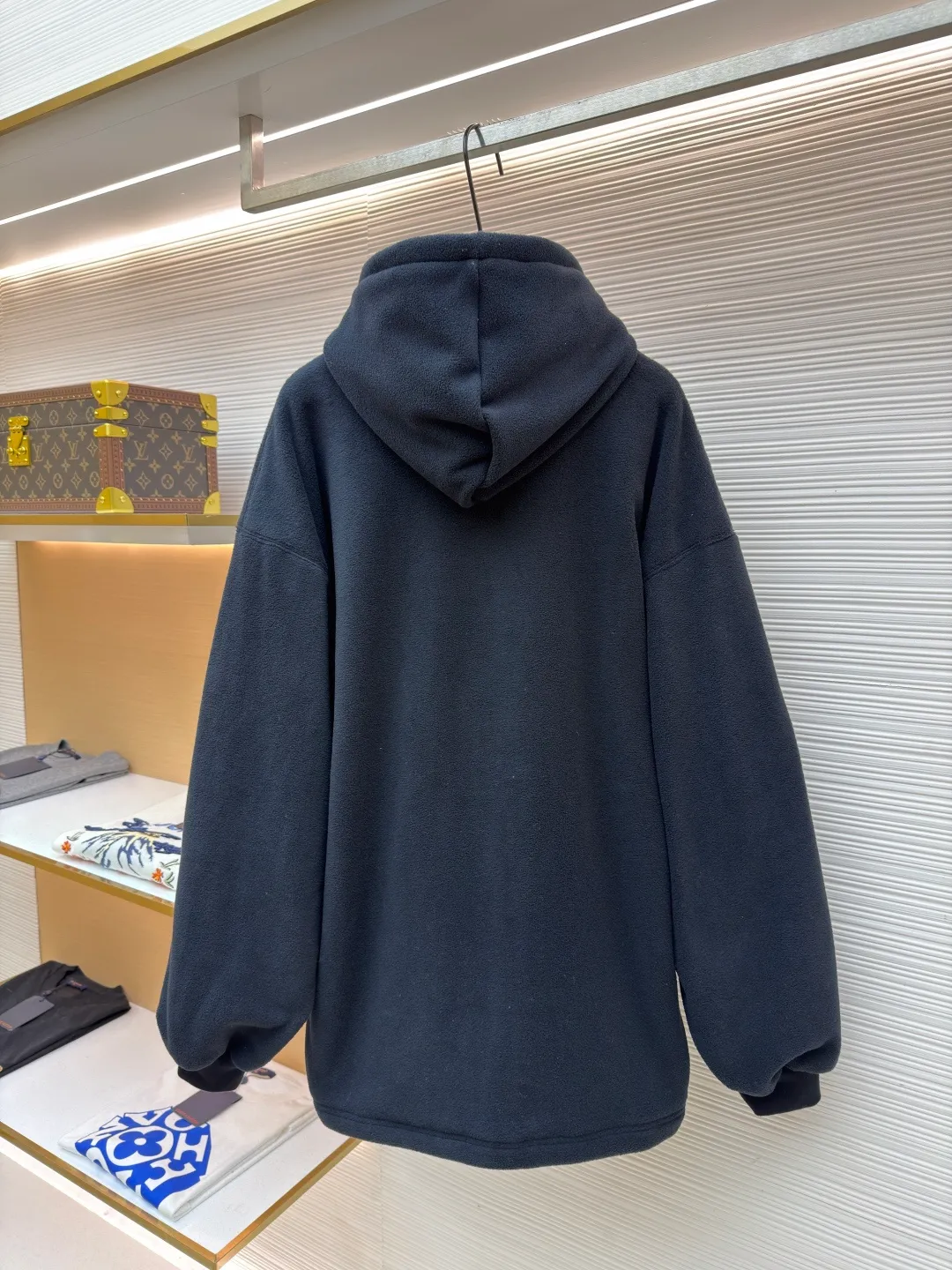 Balenciaga embroidered two-way zipper hooded fleece sweatshirt ●Original version: purchased and developed by 14770 ●Item number: 1682489-B70 ●Fabric: polar fleece fabric ●Technology: embroidery production ●Color: black ●Version: loose fit ●Weight: about 1235 grams ●Size: XS-S-M-L ●Description: This Balenciaga black polar fleece hooded zipper jacket is made of high-quality polar fleece fabric. The fleece is fluffy and soft, has excellent temperature locking and warmth retention, and is skin-friendly and non-itchy. The body is cut in an oversized and loose fit, which is in line with the brand's iconic street style. The hood design is equipped with a metal zipper opening and closing. The zipper teeth are smooth and wear-resistant. The slider is made of customized hardware and has a thick texture. The left chest is decorated with a low-key embossed logo of the brand, which is made using three-dimensional embossing technology. The pattern is clear and not easy to fall off. The splicing parts of the body are all sewn with double-needle stitches, and the stitching is straight and dense. The cuffs and hem are designed with ribbed edges, which are moderately elastic and not easy to loosen. The pockets on both sides are made with inlay technology, which is both practical and beautiful. The overall craftsmanship details show a sense of luxury. The overall wiring is straight and delicate, the fabric is comfortable and soft, and the color is consistent without color difference. It can be matched with the same style to create a fashionable look and control various occasions. Customized accessories, complete with three standards, same style for men and women!