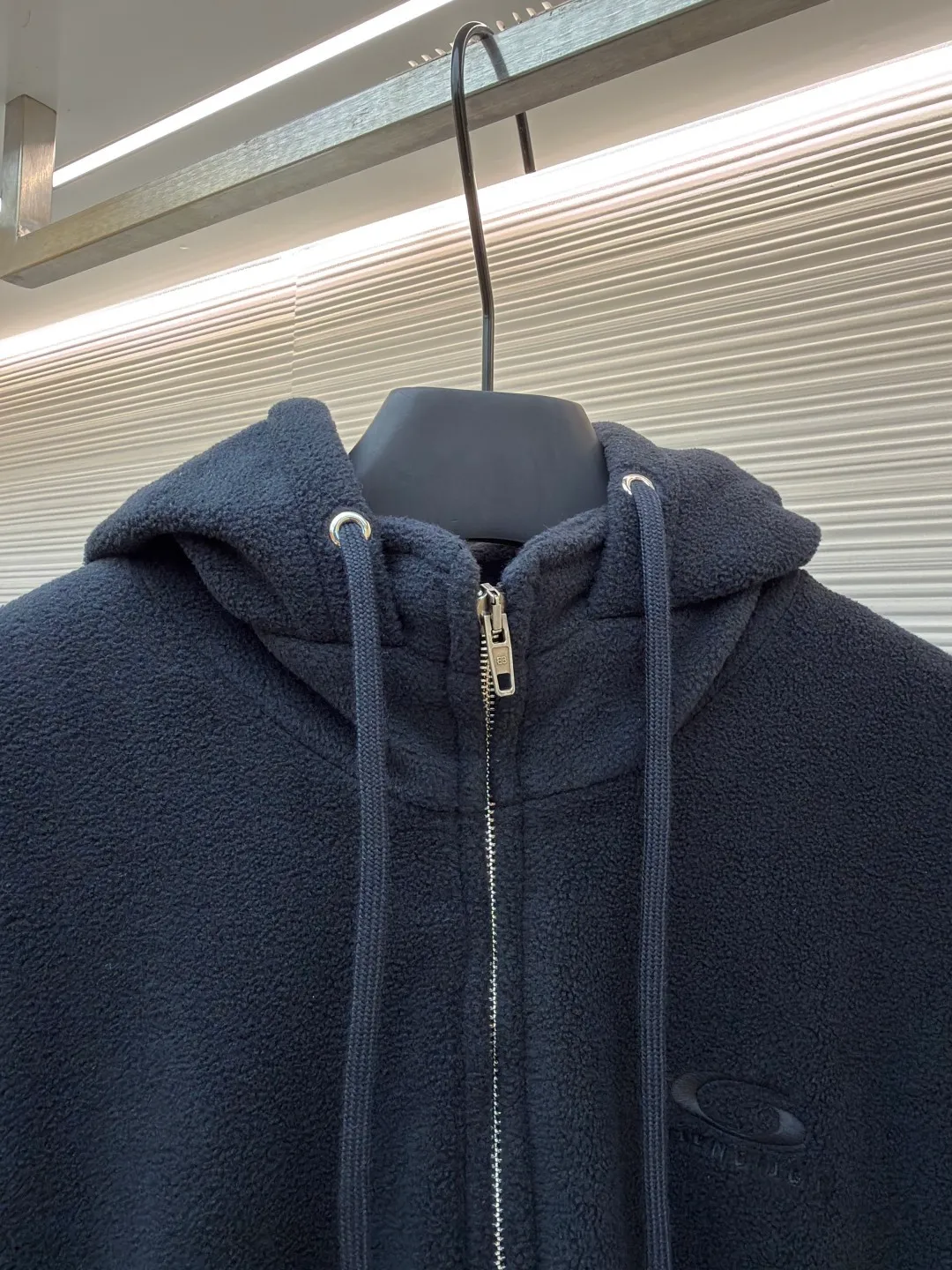 Balenciaga embroidered two-way zipper hooded fleece sweatshirt ●Original version: purchased and developed by 14770 ●Item number: 1682489-B70 ●Fabric: polar fleece fabric ●Technology: embroidery production ●Color: black ●Version: loose fit ●Weight: about 1235 grams ●Size: XS-S-M-L ●Description: This Balenciaga black polar fleece hooded zipper jacket is made of high-quality polar fleece fabric. The fleece is fluffy and soft, has excellent temperature locking and warmth retention, and is skin-friendly and non-itchy. The body is cut in an oversized and loose fit, which is in line with the brand's iconic street style. The hood design is equipped with a metal zipper opening and closing. The zipper teeth are smooth and wear-resistant. The slider is made of customized hardware and has a thick texture. The left chest is decorated with a low-key embossed logo of the brand, which is made using three-dimensional embossing technology. The pattern is clear and not easy to fall off. The splicing parts of the body are all sewn with double-needle stitches, and the stitching is straight and dense. The cuffs and hem are designed with ribbed edges, which are moderately elastic and not easy to loosen. The pockets on both sides are made with inlay technology, which is both practical and beautiful. The overall craftsmanship details show a sense of luxury. The overall wiring is straight and delicate, the fabric is comfortable and soft, and the color is consistent without color difference. It can be matched with the same style to create a fashionable look and control various occasions. Customized accessories, complete with three standards, same style for men and women!