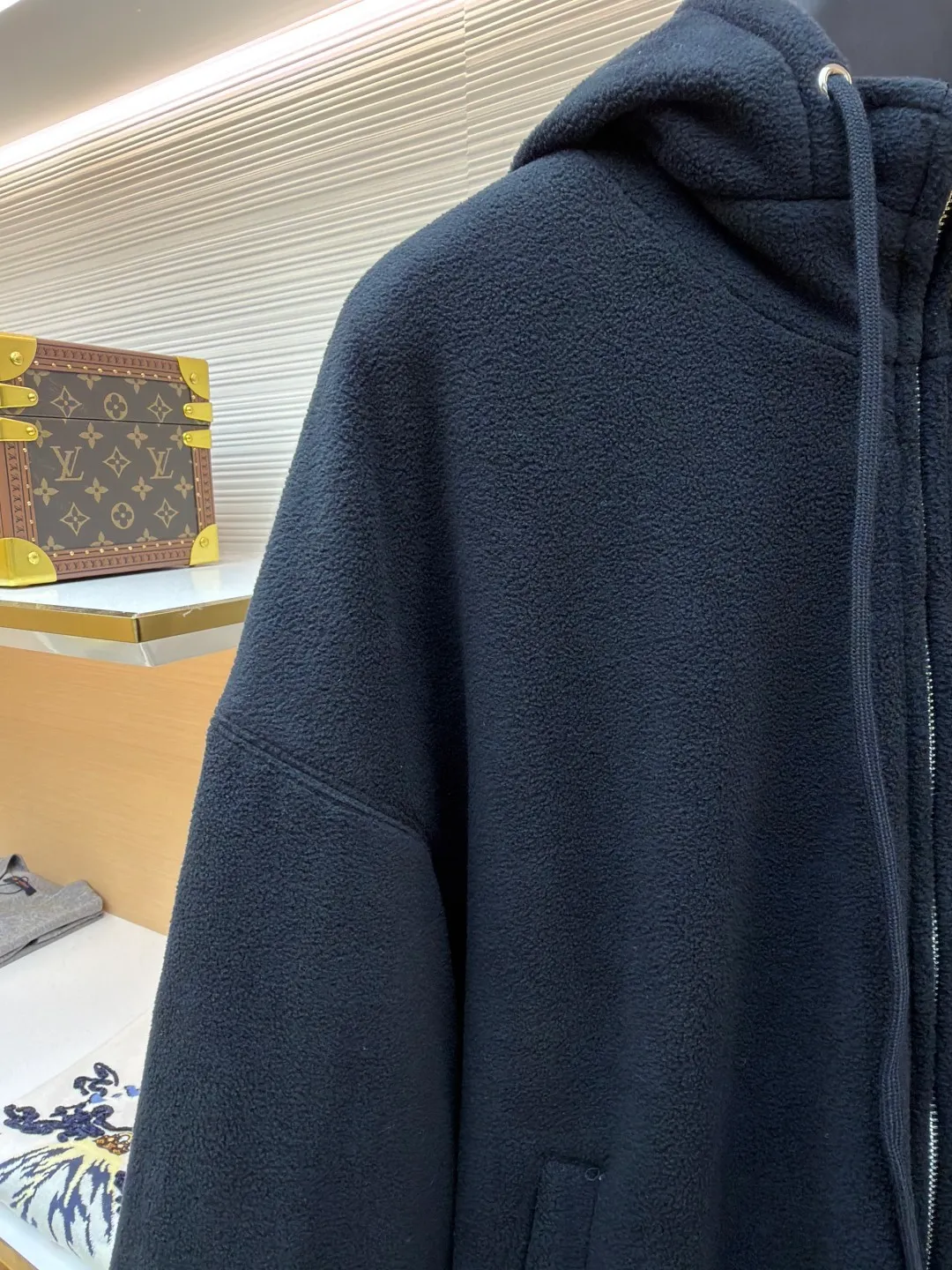 Balenciaga embroidered two-way zipper hooded fleece sweatshirt ●Original version: purchased and developed by 14770 ●Item number: 1682489-B70 ●Fabric: polar fleece fabric ●Technology: embroidery production ●Color: black ●Version: loose fit ●Weight: about 1235 grams ●Size: XS-S-M-L ●Description: This Balenciaga black polar fleece hooded zipper jacket is made of high-quality polar fleece fabric. The fleece is fluffy and soft, has excellent temperature locking and warmth retention, and is skin-friendly and non-itchy. The body is cut in an oversized and loose fit, which is in line with the brand's iconic street style. The hood design is equipped with a metal zipper opening and closing. The zipper teeth are smooth and wear-resistant. The slider is made of customized hardware and has a thick texture. The left chest is decorated with a low-key embossed logo of the brand, which is made using three-dimensional embossing technology. The pattern is clear and not easy to fall off. The splicing parts of the body are all sewn with double-needle stitches, and the stitching is straight and dense. The cuffs and hem are designed with ribbed edges, which are moderately elastic and not easy to loosen. The pockets on both sides are made with inlay technology, which is both practical and beautiful. The overall craftsmanship details show a sense of luxury. The overall wiring is straight and delicate, the fabric is comfortable and soft, and the color is consistent without color difference. It can be matched with the same style to create a fashionable look and control various occasions. Customized accessories, complete with three standards, same style for men and women!