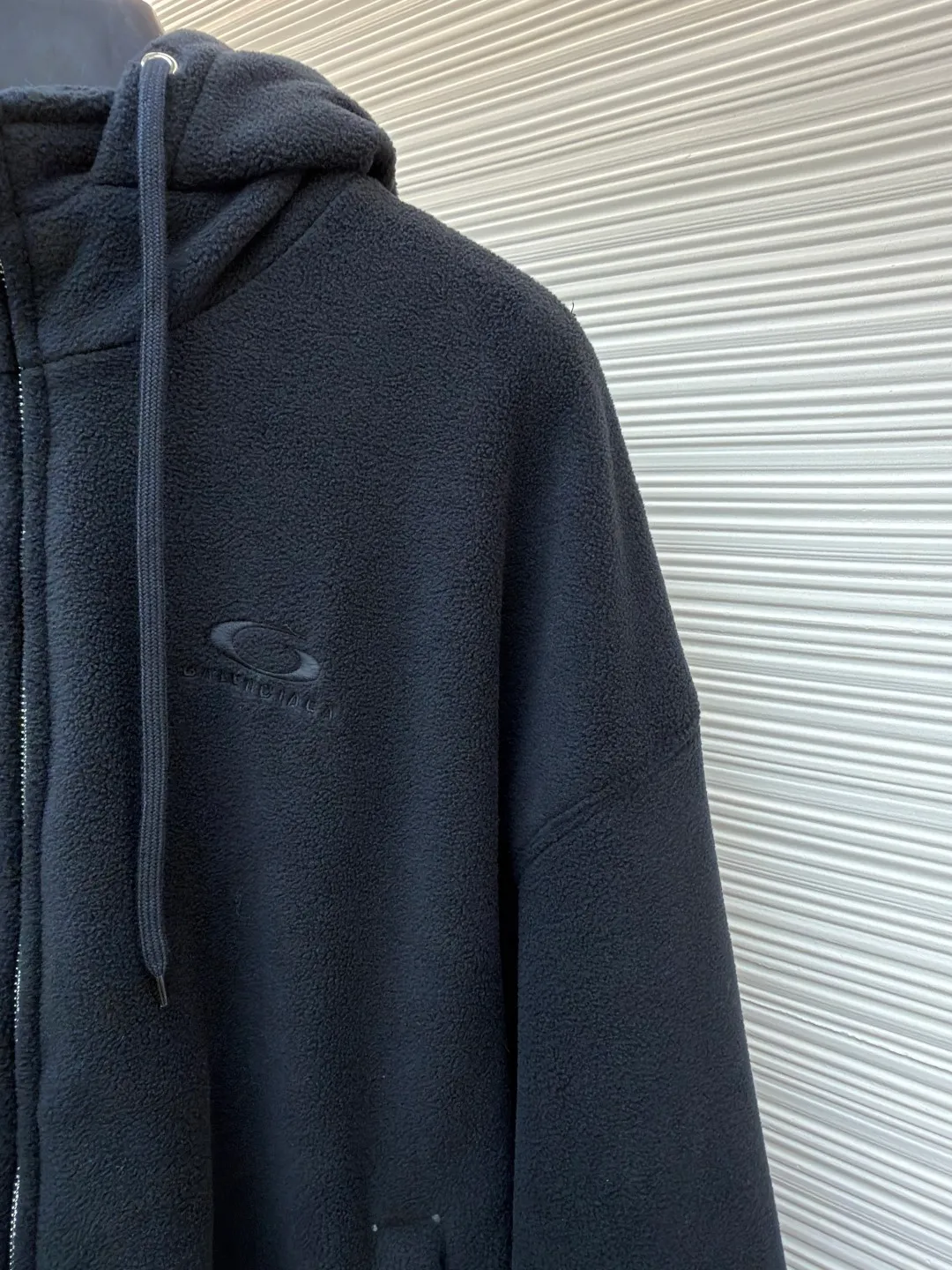 Balenciaga embroidered two-way zipper hooded fleece sweatshirt ●Original version: purchased and developed by 14770 ●Item number: 1682489-B70 ●Fabric: polar fleece fabric ●Technology: embroidery production ●Color: black ●Version: loose fit ●Weight: about 1235 grams ●Size: XS-S-M-L ●Description: This Balenciaga black polar fleece hooded zipper jacket is made of high-quality polar fleece fabric. The fleece is fluffy and soft, has excellent temperature locking and warmth retention, and is skin-friendly and non-itchy. The body is cut in an oversized and loose fit, which is in line with the brand's iconic street style. The hood design is equipped with a metal zipper opening and closing. The zipper teeth are smooth and wear-resistant. The slider is made of customized hardware and has a thick texture. The left chest is decorated with a low-key embossed logo of the brand, which is made using three-dimensional embossing technology. The pattern is clear and not easy to fall off. The splicing parts of the body are all sewn with double-needle stitches, and the stitching is straight and dense. The cuffs and hem are designed with ribbed edges, which are moderately elastic and not easy to loosen. The pockets on both sides are made with inlay technology, which is both practical and beautiful. The overall craftsmanship details show a sense of luxury. The overall wiring is straight and delicate, the fabric is comfortable and soft, and the color is consistent without color difference. It can be matched with the same style to create a fashionable look and control various occasions. Customized accessories, complete with three standards, same style for men and women!