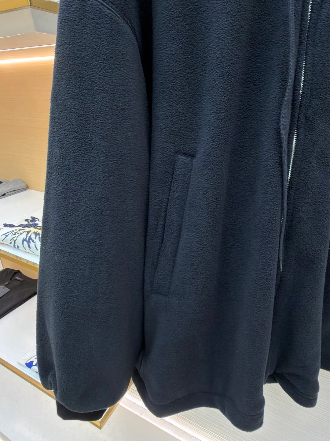 Balenciaga embroidered two-way zipper hooded fleece sweatshirt ●Original version: purchased and developed by 14770 ●Item number: 1682489-B70 ●Fabric: polar fleece fabric ●Technology: embroidery production ●Color: black ●Version: loose fit ●Weight: about 1235 grams ●Size: XS-S-M-L ●Description: This Balenciaga black polar fleece hooded zipper jacket is made of high-quality polar fleece fabric. The fleece is fluffy and soft, has excellent temperature locking and warmth retention, and is skin-friendly and non-itchy. The body is cut in an oversized and loose fit, which is in line with the brand's iconic street style. The hood design is equipped with a metal zipper opening and closing. The zipper teeth are smooth and wear-resistant. The slider is made of customized hardware and has a thick texture. The left chest is decorated with a low-key embossed logo of the brand, which is made using three-dimensional embossing technology. The pattern is clear and not easy to fall off. The splicing parts of the body are all sewn with double-needle stitches, and the stitching is straight and dense. The cuffs and hem are designed with ribbed edges, which are moderately elastic and not easy to loosen. The pockets on both sides are made with inlay technology, which is both practical and beautiful. The overall craftsmanship details show a sense of luxury. The overall wiring is straight and delicate, the fabric is comfortable and soft, and the color is consistent without color difference. It can be matched with the same style to create a fashionable look and control various occasions. Customized accessories, complete with three standards, same style for men and women!