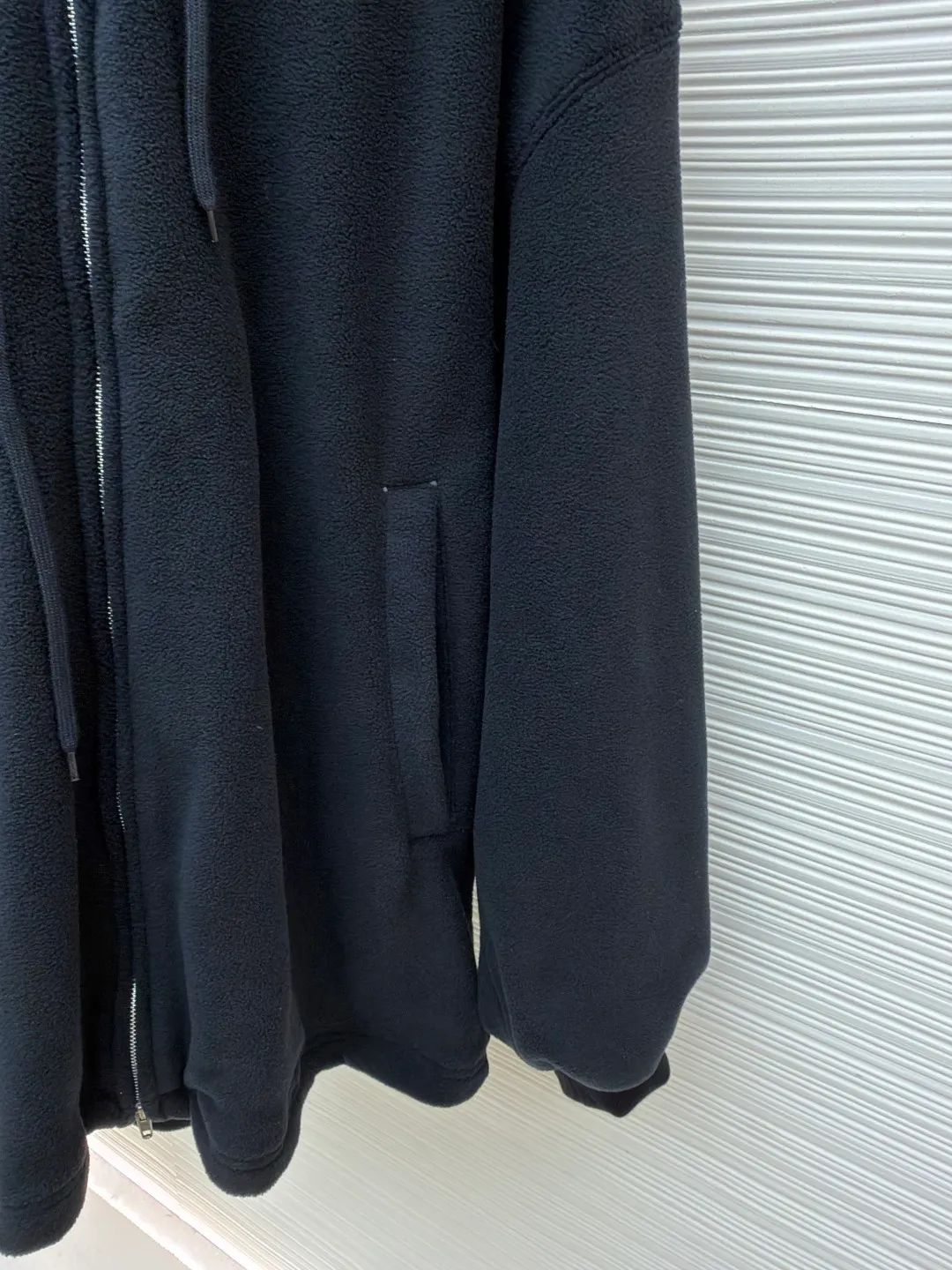 Balenciaga embroidered two-way zipper hooded fleece sweatshirt ●Original version: purchased and developed by 14770 ●Item number: 1682489-B70 ●Fabric: polar fleece fabric ●Technology: embroidery production ●Color: black ●Version: loose fit ●Weight: about 1235 grams ●Size: XS-S-M-L ●Description: This Balenciaga black polar fleece hooded zipper jacket is made of high-quality polar fleece fabric. The fleece is fluffy and soft, has excellent temperature locking and warmth retention, and is skin-friendly and non-itchy. The body is cut in an oversized and loose fit, which is in line with the brand's iconic street style. The hood design is equipped with a metal zipper opening and closing. The zipper teeth are smooth and wear-resistant. The slider is made of customized hardware and has a thick texture. The left chest is decorated with a low-key embossed logo of the brand, which is made using three-dimensional embossing technology. The pattern is clear and not easy to fall off. The splicing parts of the body are all sewn with double-needle stitches, and the stitching is straight and dense. The cuffs and hem are designed with ribbed edges, which are moderately elastic and not easy to loosen. The pockets on both sides are made with inlay technology, which is both practical and beautiful. The overall craftsmanship details show a sense of luxury. The overall wiring is straight and delicate, the fabric is comfortable and soft, and the color is consistent without color difference. It can be matched with the same style to create a fashionable look and control various occasions. Customized accessories, complete with three standards, same style for men and women!