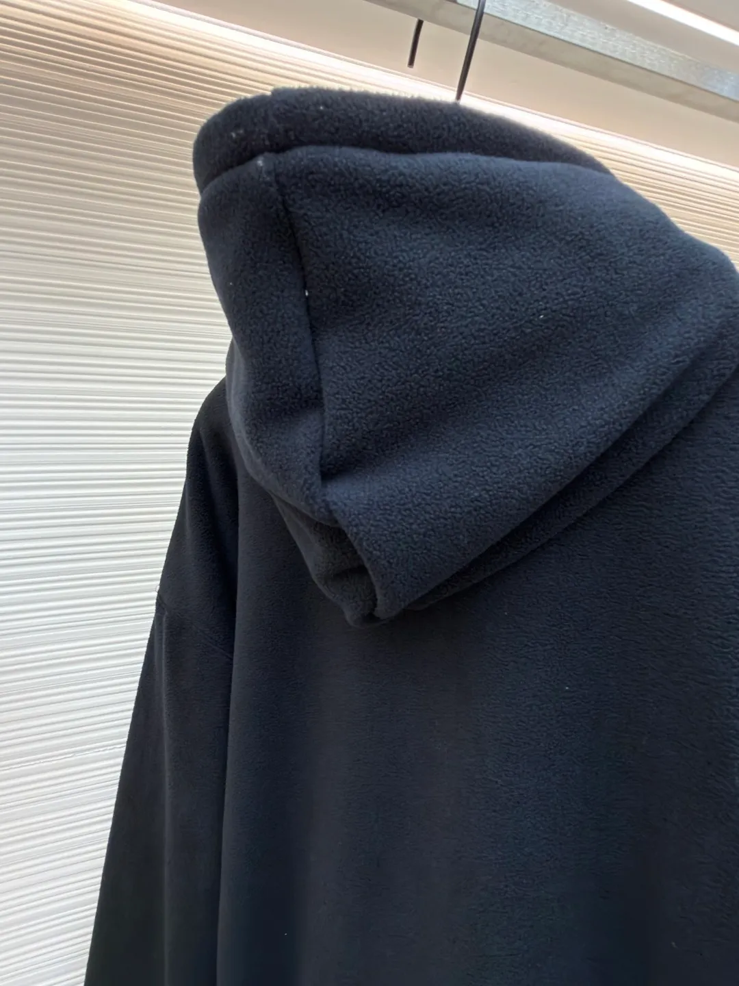 Balenciaga embroidered two-way zipper hooded fleece sweatshirt ●Original version: purchased and developed by 14770 ●Item number: 1682489-B70 ●Fabric: polar fleece fabric ●Technology: embroidery production ●Color: black ●Version: loose fit ●Weight: about 1235 grams ●Size: XS-S-M-L ●Description: This Balenciaga black polar fleece hooded zipper jacket is made of high-quality polar fleece fabric. The fleece is fluffy and soft, has excellent temperature locking and warmth retention, and is skin-friendly and non-itchy. The body is cut in an oversized and loose fit, which is in line with the brand's iconic street style. The hood design is equipped with a metal zipper opening and closing. The zipper teeth are smooth and wear-resistant. The slider is made of customized hardware and has a thick texture. The left chest is decorated with a low-key embossed logo of the brand, which is made using three-dimensional embossing technology. The pattern is clear and not easy to fall off. The splicing parts of the body are all sewn with double-needle stitches, and the stitching is straight and dense. The cuffs and hem are designed with ribbed edges, which are moderately elastic and not easy to loosen. The pockets on both sides are made with inlay technology, which is both practical and beautiful. The overall craftsmanship details show a sense of luxury. The overall wiring is straight and delicate, the fabric is comfortable and soft, and the color is consistent without color difference. It can be matched with the same style to create a fashionable look and control various occasions. Customized accessories, complete with three standards, same style for men and women!