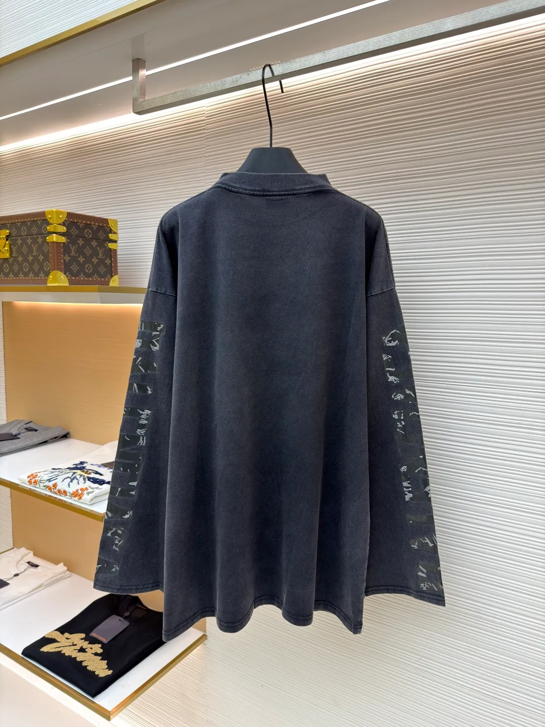 Balenciaga tape letter long sleeves ●Original version: Purchased and developed by 4229 ●Item number: 1681163-A55 ●Fabric: Heavy combed cotton fabric ●Technology: Made of fried salt for ready-to-wear ●Color: black ●Version: loose fit ●Weight: about 475 grams ●Size: XS-S-M-L ●Description: Custom-woven and dyed 240 grams of heavy combed cotton. This weight makes the garment extremely crisp, not easy to wrinkle, and has excellent drape. It avoids the shortcomings of cheap T-shirts that are thin, transparent and easy to deform. It can always maintain a neat outline and a thick and solid texture when worn. During the spinning process, the shorter cotton fibers and impurities are removed through a "combing" process, leaving only long and neat high-quality cotton fibers. The yarn spun in this way is stronger and smoother, and the fabric woven has a delicate and smooth feel, is less prone to pilling, and has better durability and gloss. Embroidery is performed using a Tajima machine, and the stitch density is carefully designed to ensure that the pattern is clear and three-dimensional, while matching the heavy texture of the heavy fabric without appearing frivolous. The direction and finish of each stitch reflect the level of craftsmanship. The salt-fried process for garments is a physical distressing treatment. Ready-made garments are placed into large industrial drums along with special, screened salt or mineral particles and tumbled and agitated for varying times and intensities. By "fried salt," the salt grains are continuously and randomly rubbed against the cotton fibers, resulting in an extremely natural, uneven fading effect, subtle wrinkle texture (not wrinkles, but texture) on the surface of the fabric, and a unique soft touch. This aged effect cannot be accurately replicated by machines, and each piece is unique. Using special printing pigments, mixed with liquid silicone oil compound. Craftsmen apply this special silicone oil compound to the surface of the fabric by hand through a silk screen template. Subsequently, the garment needs to be baked or cured at a certain temperature to combine the silicone oil with the cotton fibers. The overall wiring is straight and delicate, the fabric is comfortable and soft, and the color is consistent without color difference. It can be matched with the same style to create a fashionable look and control various occasions. Customized accessories, complete with three standards, same style for men and women!