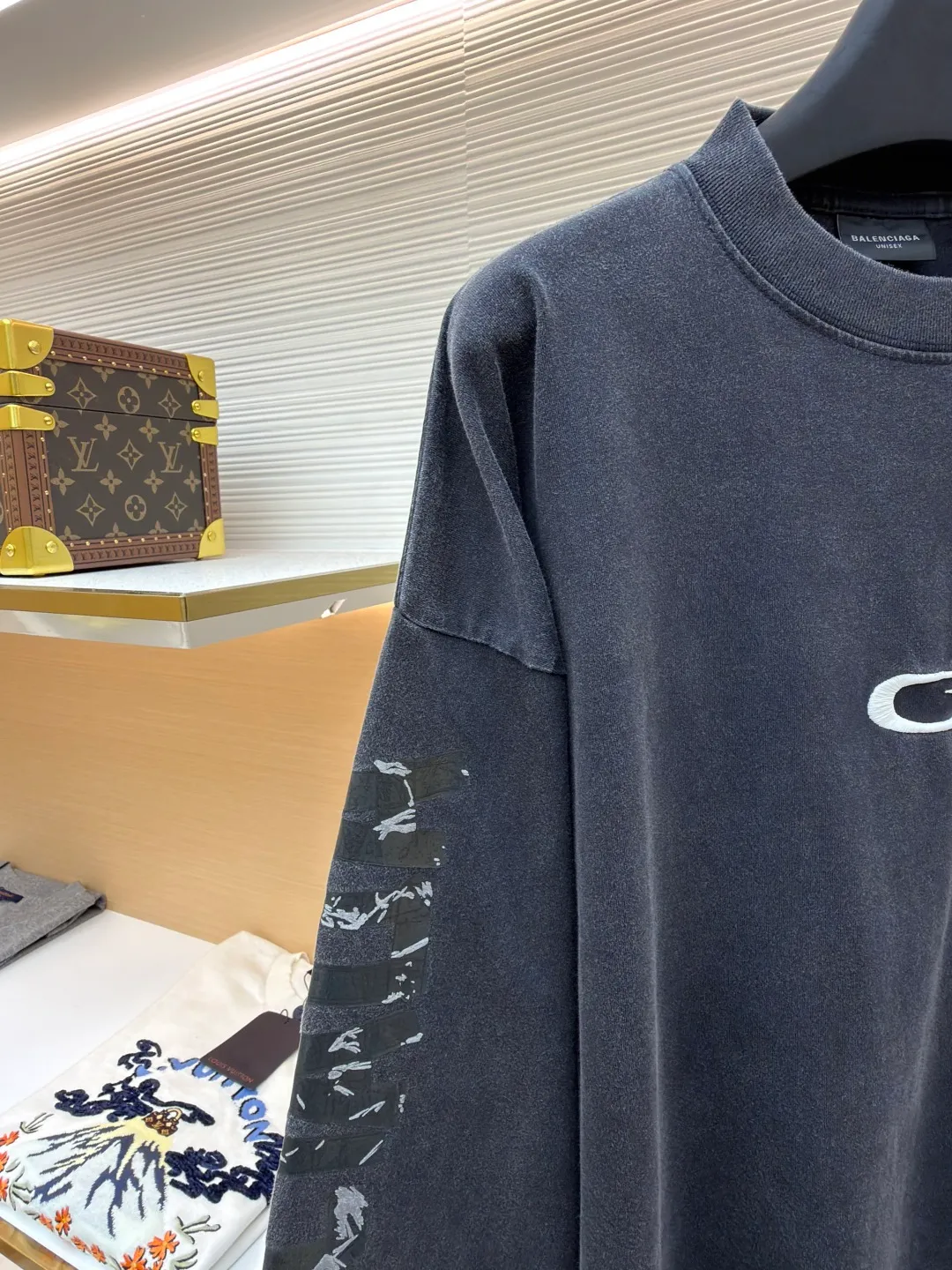 Balenciaga tape letter long sleeves ●Original version: Purchased and developed by 4229 ●Item number: 1681163-A55 ●Fabric: Heavy combed cotton fabric ●Technology: Made of fried salt for ready-to-wear ●Color: black ●Version: loose fit ●Weight: about 475 grams ●Size: XS-S-M-L ●Description: Custom-woven and dyed 240 grams of heavy combed cotton. This weight makes the garment extremely crisp, not easy to wrinkle, and has excellent drape. It avoids the shortcomings of cheap T-shirts that are thin, transparent and easy to deform. It can always maintain a neat outline and a thick and solid texture when worn. During the spinning process, the shorter cotton fibers and impurities are removed through a "combing" process, leaving only long and neat high-quality cotton fibers. The yarn spun in this way is stronger and smoother, and the fabric woven has a delicate and smooth feel, is less prone to pilling, and has better durability and gloss. Embroidery is performed using a Tajima machine, and the stitch density is carefully designed to ensure that the pattern is clear and three-dimensional, while matching the heavy texture of the heavy fabric without appearing frivolous. The direction and finish of each stitch reflect the level of craftsmanship. The salt-fried process for garments is a physical distressing treatment. Ready-made garments are placed into large industrial drums along with special, screened salt or mineral particles and tumbled and agitated for varying times and intensities. By "fried salt," the salt grains are continuously and randomly rubbed against the cotton fibers, resulting in an extremely natural, uneven fading effect, subtle wrinkle texture (not wrinkles, but texture) on the surface of the fabric, and a unique soft touch. This aged effect cannot be accurately replicated by machines, and each piece is unique. Using special printing pigments, mixed with liquid silicone oil compound. Craftsmen apply this special silicone oil compound to the surface of the fabric by hand through a silk screen template. Subsequently, the garment needs to be baked or cured at a certain temperature to combine the silicone oil with the cotton fibers. The overall wiring is straight and delicate, the fabric is comfortable and soft, and the color is consistent without color difference. It can be matched with the same style to create a fashionable look and control various occasions. Customized accessories, complete with three standards, same style for men and women!
