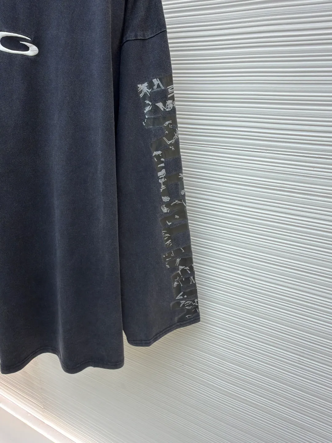 Balenciaga tape letter long sleeves ●Original version: Purchased and developed by 4229 ●Item number: 1681163-A55 ●Fabric: Heavy combed cotton fabric ●Technology: Made of fried salt for ready-to-wear ●Color: black ●Version: loose fit ●Weight: about 475 grams ●Size: XS-S-M-L ●Description: Custom-woven and dyed 240 grams of heavy combed cotton. This weight makes the garment extremely crisp, not easy to wrinkle, and has excellent drape. It avoids the shortcomings of cheap T-shirts that are thin, transparent and easy to deform. It can always maintain a neat outline and a thick and solid texture when worn. During the spinning process, the shorter cotton fibers and impurities are removed through a "combing" process, leaving only long and neat high-quality cotton fibers. The yarn spun in this way is stronger and smoother, and the fabric woven has a delicate and smooth feel, is less prone to pilling, and has better durability and gloss. Embroidery is performed using a Tajima machine, and the stitch density is carefully designed to ensure that the pattern is clear and three-dimensional, while matching the heavy texture of the heavy fabric without appearing frivolous. The direction and finish of each stitch reflect the level of craftsmanship. The salt-fried process for garments is a physical distressing treatment. Ready-made garments are placed into large industrial drums along with special, screened salt or mineral particles and tumbled and agitated for varying times and intensities. By "fried salt," the salt grains are continuously and randomly rubbed against the cotton fibers, resulting in an extremely natural, uneven fading effect, subtle wrinkle texture (not wrinkles, but texture) on the surface of the fabric, and a unique soft touch. This aged effect cannot be accurately replicated by machines, and each piece is unique. Using special printing pigments, mixed with liquid silicone oil compound. Craftsmen apply this special silicone oil compound to the surface of the fabric by hand through a silk screen template. Subsequently, the garment needs to be baked or cured at a certain temperature to combine the silicone oil with the cotton fibers. The overall wiring is straight and delicate, the fabric is comfortable and soft, and the color is consistent without color difference. It can be matched with the same style to create a fashionable look and control various occasions. Customized accessories, complete with three standards, same style for men and women!