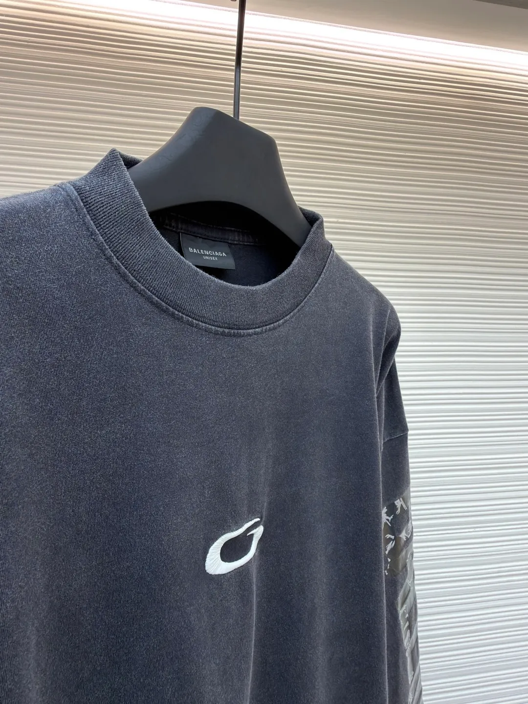 Balenciaga tape letter long sleeves ●Original version: Purchased and developed by 4229 ●Item number: 1681163-A55 ●Fabric: Heavy combed cotton fabric ●Technology: Made of fried salt for ready-to-wear ●Color: black ●Version: loose fit ●Weight: about 475 grams ●Size: XS-S-M-L ●Description: Custom-woven and dyed 240 grams of heavy combed cotton. This weight makes the garment extremely crisp, not easy to wrinkle, and has excellent drape. It avoids the shortcomings of cheap T-shirts that are thin, transparent and easy to deform. It can always maintain a neat outline and a thick and solid texture when worn. During the spinning process, the shorter cotton fibers and impurities are removed through a "combing" process, leaving only long and neat high-quality cotton fibers. The yarn spun in this way is stronger and smoother, and the fabric woven has a delicate and smooth feel, is less prone to pilling, and has better durability and gloss. Embroidery is performed using a Tajima machine, and the stitch density is carefully designed to ensure that the pattern is clear and three-dimensional, while matching the heavy texture of the heavy fabric without appearing frivolous. The direction and finish of each stitch reflect the level of craftsmanship. The salt-fried process for garments is a physical distressing treatment. Ready-made garments are placed into large industrial drums along with special, screened salt or mineral particles and tumbled and agitated for varying times and intensities. By "fried salt," the salt grains are continuously and randomly rubbed against the cotton fibers, resulting in an extremely natural, uneven fading effect, subtle wrinkle texture (not wrinkles, but texture) on the surface of the fabric, and a unique soft touch. This aged effect cannot be accurately replicated by machines, and each piece is unique. Using special printing pigments, mixed with liquid silicone oil compound. Craftsmen apply this special silicone oil compound to the surface of the fabric by hand through a silk screen template. Subsequently, the garment needs to be baked or cured at a certain temperature to combine the silicone oil with the cotton fibers. The overall wiring is straight and delicate, the fabric is comfortable and soft, and the color is consistent without color difference. It can be matched with the same style to create a fashionable look and control various occasions. Customized accessories, complete with three standards, same style for men and women!