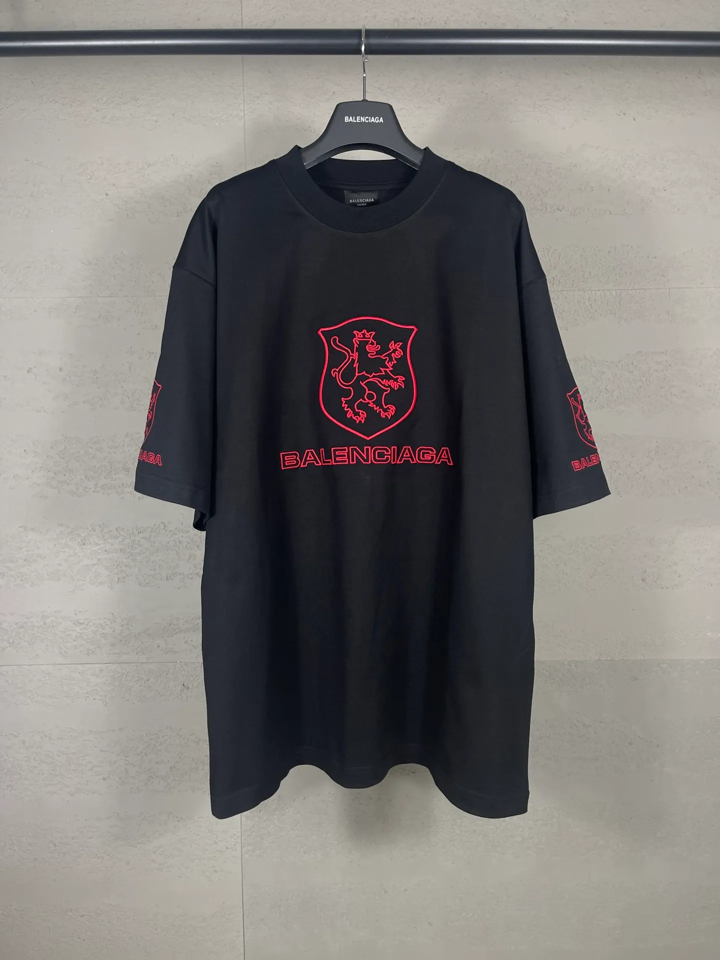 🅿️190 real photos [Top version. Official website quality] BALENCI*GA/Paris BALENCI*GA# New model, 2025 new LION CLUB letter LOGO on the front and back, exquisite embroidery on the left and right cuffs of short-sleeved T-shirts. Brick cabinet synchronization. Welcome to compare. The fabric is made of Paris ZP custom-woven and dyed 100% cotton double-yarn compact cotton. The weight is 260 grams. The cloth surface is clean. The cloth pattern is clear. It is soft and comfortable. It has good color fastness and is not easy to change color. The threads are woven and dyed with no color difference. The embroidery is done using a Tajima embroidery machine, with clear patterns and three-dimensional letters. Comparisons welcome. Restore brick cabinet. The version adopts OS loose shoulder style. Same style for men and women. Code: BL253623 Color: Black Size: XS S M L