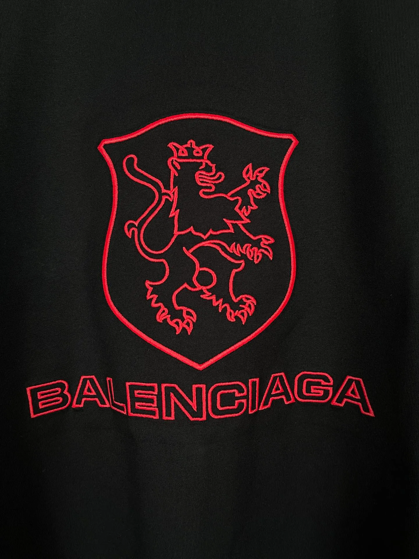 🅿️190 real photos [Top version. Official website quality] BALENCI*GA/Paris BALENCI*GA# New model, 2025 new LION CLUB letter LOGO on the front and back, exquisite embroidery on the left and right cuffs of short-sleeved T-shirts. Brick cabinet synchronization. Welcome to compare. The fabric is made of Paris ZP custom-woven and dyed 100% cotton double-yarn compact cotton. The weight is 260 grams. The cloth surface is clean. The cloth pattern is clear. It is soft and comfortable. It has good color fastness and is not easy to change color. The threads are woven and dyed with no color difference. The embroidery is done using a Tajima embroidery machine, with clear patterns and three-dimensional letters. Comparisons welcome. Restore brick cabinet. The version adopts OS loose shoulder style. Same style for men and women. Code: BL253623 Color: Black Size: XS S M L