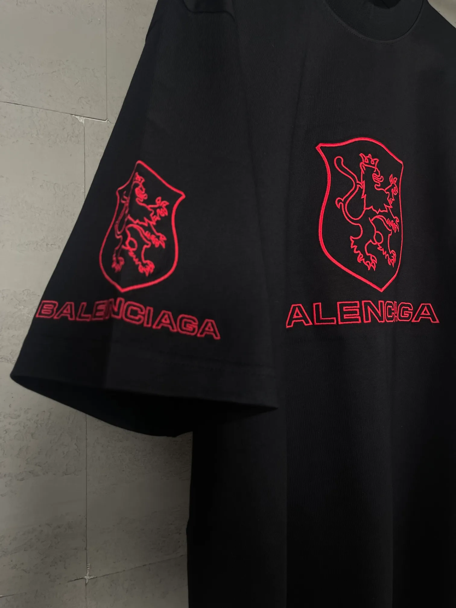 🅿️190 real photos [Top version. Official website quality] BALENCI*GA/Paris BALENCI*GA# New model, 2025 new LION CLUB letter LOGO on the front and back, exquisite embroidery on the left and right cuffs of short-sleeved T-shirts. Brick cabinet synchronization. Welcome to compare. The fabric is made of Paris ZP custom-woven and dyed 100% cotton double-yarn compact cotton. The weight is 260 grams. The cloth surface is clean. The cloth pattern is clear. It is soft and comfortable. It has good color fastness and is not easy to change color. The threads are woven and dyed with no color difference. The embroidery is done using a Tajima embroidery machine, with clear patterns and three-dimensional letters. Comparisons welcome. Restore brick cabinet. The version adopts OS loose shoulder style. Same style for men and women. Code: BL253623 Color: Black Size: XS S M L