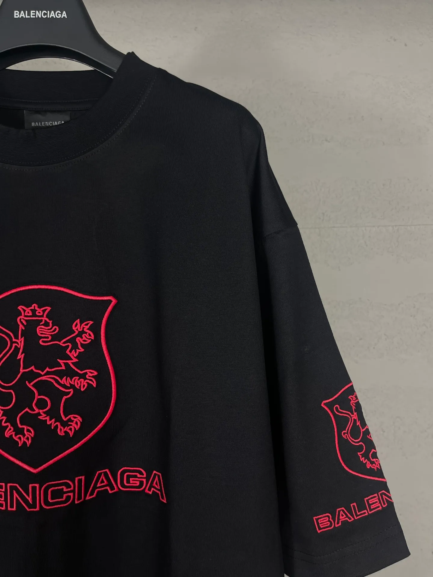 🅿️190 real photos [Top version. Official website quality] BALENCI*GA/Paris BALENCI*GA# New model, 2025 new LION CLUB letter LOGO on the front and back, exquisite embroidery on the left and right cuffs of short-sleeved T-shirts. Brick cabinet synchronization. Welcome to compare. The fabric is made of Paris ZP custom-woven and dyed 100% cotton double-yarn compact cotton. The weight is 260 grams. The cloth surface is clean. The cloth pattern is clear. It is soft and comfortable. It has good color fastness and is not easy to change color. The threads are woven and dyed with no color difference. The embroidery is done using a Tajima embroidery machine, with clear patterns and three-dimensional letters. Comparisons welcome. Restore brick cabinet. The version adopts OS loose shoulder style. Same style for men and women. Code: BL253623 Color: Black Size: XS S M L