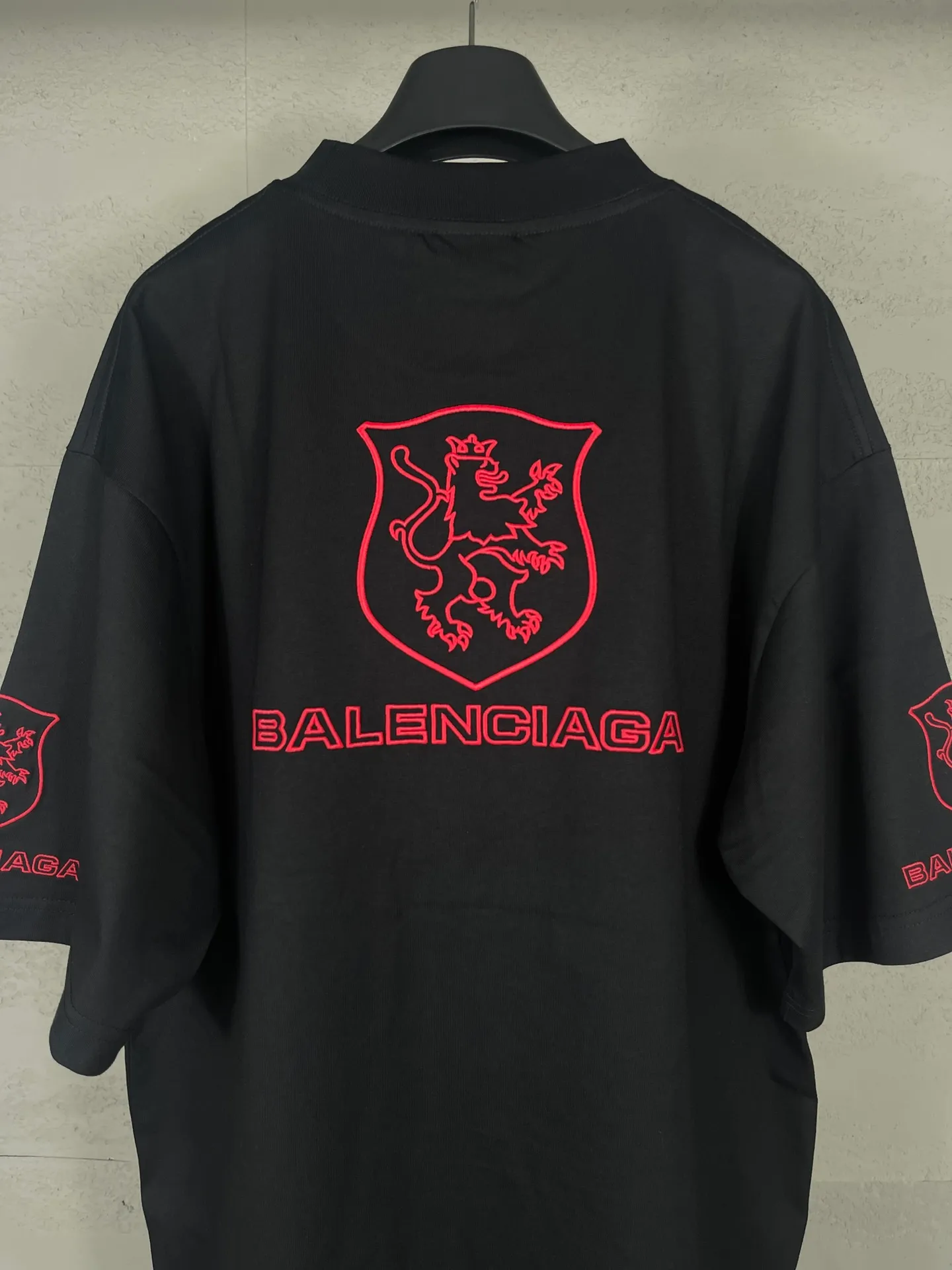 🅿️190 real photos [Top version. Official website quality] BALENCI*GA/Paris BALENCI*GA# New model, 2025 new LION CLUB letter LOGO on the front and back, exquisite embroidery on the left and right cuffs of short-sleeved T-shirts. Brick cabinet synchronization. Welcome to compare. The fabric is made of Paris ZP custom-woven and dyed 100% cotton double-yarn compact cotton. The weight is 260 grams. The cloth surface is clean. The cloth pattern is clear. It is soft and comfortable. It has good color fastness and is not easy to change color. The threads are woven and dyed with no color difference. The embroidery is done using a Tajima embroidery machine, with clear patterns and three-dimensional letters. Comparisons welcome. Restore brick cabinet. The version adopts OS loose shoulder style. Same style for men and women. Code: BL253623 Color: Black Size: XS S M L