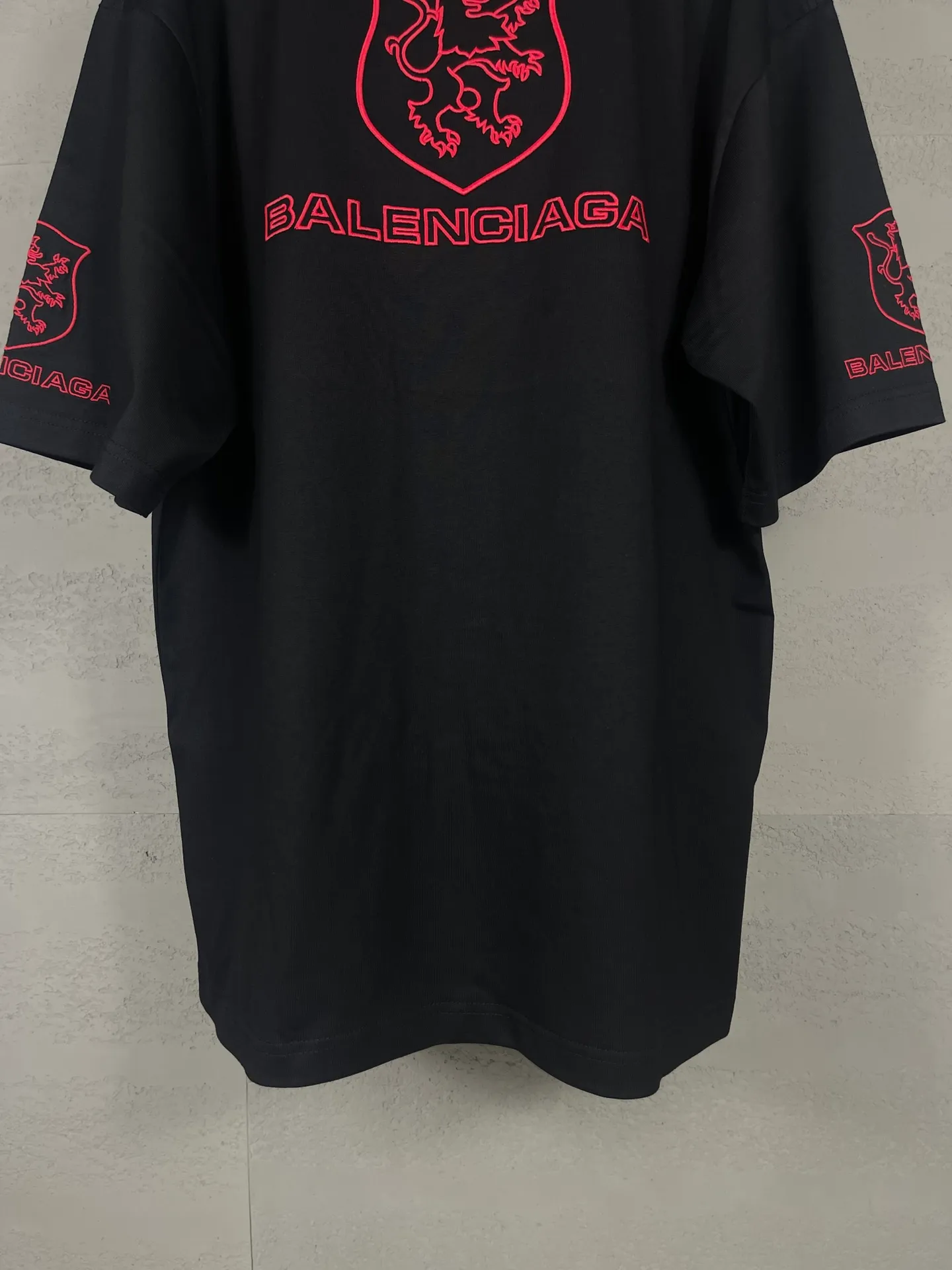 🅿️190 real photos [Top version. Official website quality] BALENCI*GA/Paris BALENCI*GA# New model, 2025 new LION CLUB letter LOGO on the front and back, exquisite embroidery on the left and right cuffs of short-sleeved T-shirts. Brick cabinet synchronization. Welcome to compare. The fabric is made of Paris ZP custom-woven and dyed 100% cotton double-yarn compact cotton. The weight is 260 grams. The cloth surface is clean. The cloth pattern is clear. It is soft and comfortable. It has good color fastness and is not easy to change color. The threads are woven and dyed with no color difference. The embroidery is done using a Tajima embroidery machine, with clear patterns and three-dimensional letters. Comparisons welcome. Restore brick cabinet. The version adopts OS loose shoulder style. Same style for men and women. Code: BL253623 Color: Black Size: XS S M L
