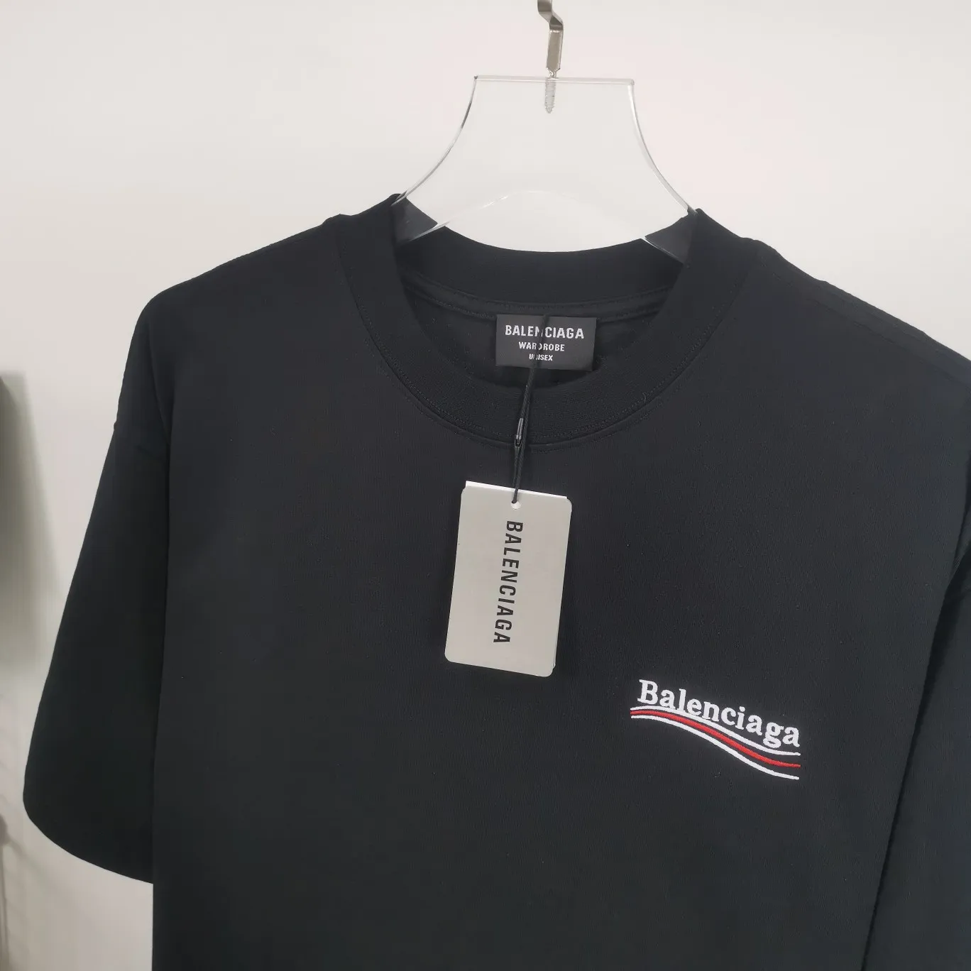 [New arrival] The top tested version of Balenciaga BALENCIAGA Cola Malone embroidery printed male and female couple star same style short-sleeved T-shirt in three colors, guaranteed to be the same as the original fabric, no color difference! Customized dyeing in a package! INS, Xiaohongshu’s popular style, classics that never fade away! The king of orders in Spain, the fried chicken is highly recommended! 32S 280g pure cotton double yarn fabric, comfortable and wide! Full of drape! The printing uses Tajima embroidery machine imported from Japan, which is known as the fighter among embroidery machines. The embroidery is meticulous, with no threads or skipped threads, the printing and embroidery are full and fine, and the letter spacing is consistent with ZP! Wearing it gives you full confidence and peace of mind! The labels and washes are all correct! On behalf of G at the same level! Consistent packaging at the counter!  Size: XS-L Color: Beige, taro purple, active gray, light hemp gray, black P:260
