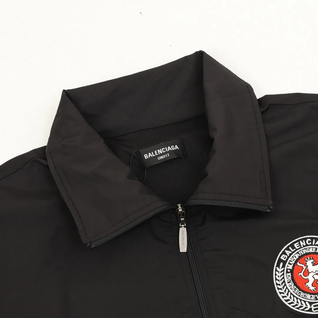 🅿️570 Balenciaga/Balenciaga spliced logo jacket is made of customized matt Taslan professional fabric, plus three-proof coating process, Teflon anti-fouling treatment, anti-oil stain and easy to clean, polyester high-density bird's eye mesh lining, three-dimensional circulation breathable structure, quick moisture export, anti-static treatment, more comfortable to wear in autumn and winter, imported environmentally friendly glue screen printing, custom hardware zipper double puller LOGO, custom accessories three labels Size: XS-L