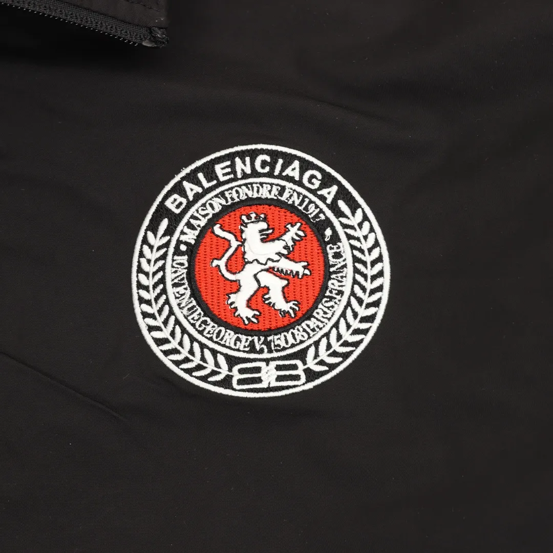 🅿️570 Balenciaga/Balenciaga spliced logo jacket is made of customized matt Taslan professional fabric, plus three-proof coating process, Teflon anti-fouling treatment, anti-oil stain and easy to clean, polyester high-density bird's eye mesh lining, three-dimensional circulation breathable structure, quick moisture export, anti-static treatment, more comfortable to wear in autumn and winter, imported environmentally friendly glue screen printing, custom hardware zipper double puller LOGO, custom accessories three labels Size: XS-L