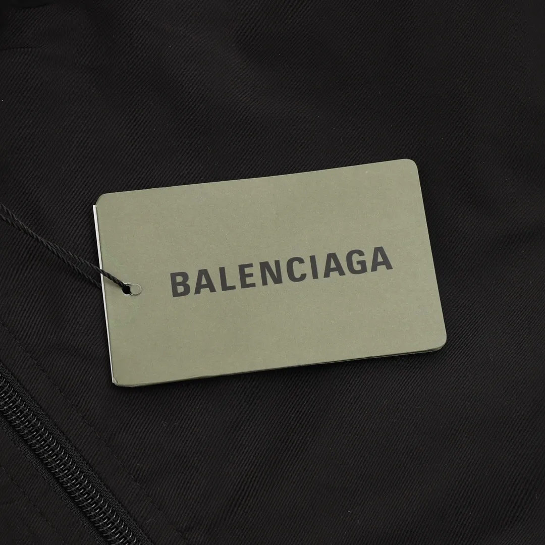 🅿️570 Balenciaga/Balenciaga spliced logo jacket is made of customized matt Taslan professional fabric, plus three-proof coating process, Teflon anti-fouling treatment, anti-oil stain and easy to clean, polyester high-density bird's eye mesh lining, three-dimensional circulation breathable structure, quick moisture export, anti-static treatment, more comfortable to wear in autumn and winter, imported environmentally friendly glue screen printing, custom hardware zipper double puller LOGO, custom accessories three labels Size: XS-L