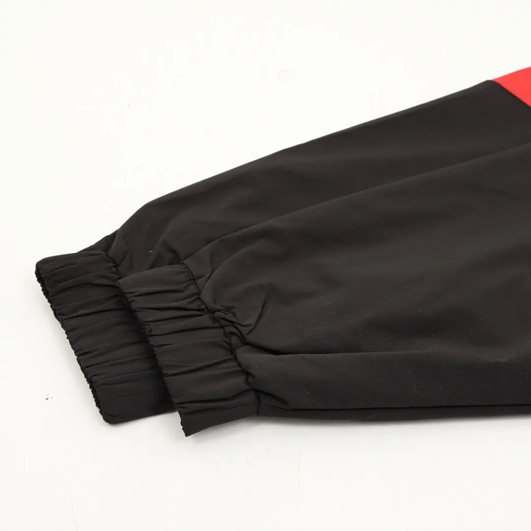 🅿️570 Balenciaga/Balenciaga spliced logo jacket is made of customized matt Taslan professional fabric, plus three-proof coating process, Teflon anti-fouling treatment, anti-oil stain and easy to clean, polyester high-density bird's eye mesh lining, three-dimensional circulation breathable structure, quick moisture export, anti-static treatment, more comfortable to wear in autumn and winter, imported environmentally friendly glue screen printing, custom hardware zipper double puller LOGO, custom accessories three labels Size: XS-L