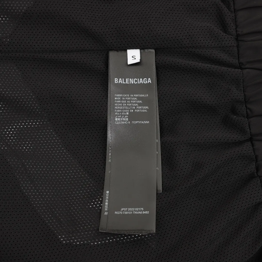 🅿️570 Balenciaga/Balenciaga spliced logo jacket is made of customized matt Taslan professional fabric, plus three-proof coating process, Teflon anti-fouling treatment, anti-oil stain and easy to clean, polyester high-density bird's eye mesh lining, three-dimensional circulation breathable structure, quick moisture export, anti-static treatment, more comfortable to wear in autumn and winter, imported environmentally friendly glue screen printing, custom hardware zipper double puller LOGO, custom accessories three labels Size: XS-L