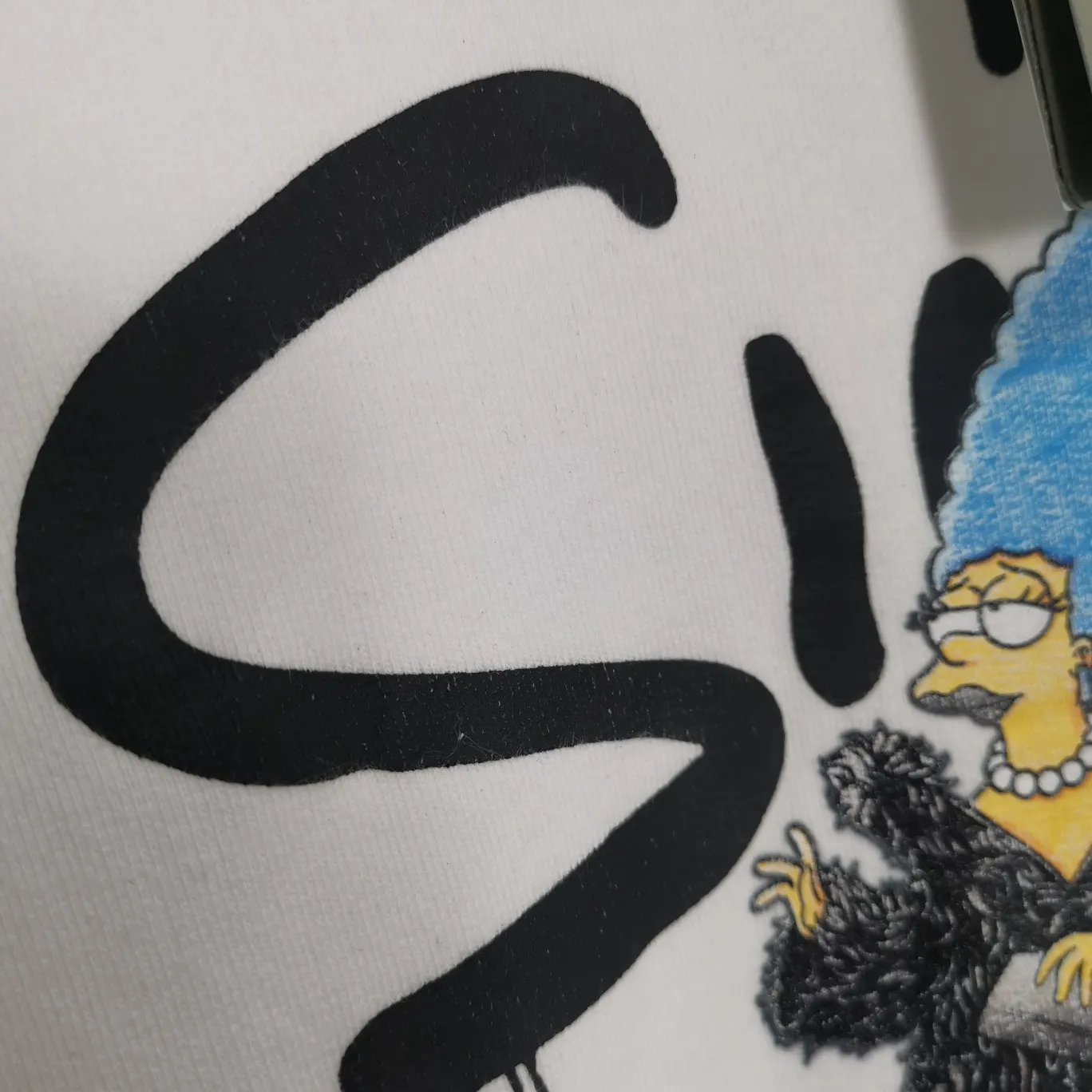 细节补充———顶级过验版本 春秋款巴黎世家BALENCIAGA辛普森一家卡通图案爆裂纹工艺纯棉宽松男女情侣同款帽衫卫衣 工艺采用康丽印花拉裂效果。 The front panel printing glue bursting effect uses imported transparent slurry to scrape the bottom to make the printing bursting feel uniform. (PS: If this process is missing, the printing will easily fall off in large areas after cracking.) The embroidery at the hem uses a Tajima embroidery machine imported from Japan, which makes the size and spacing of the letters even, and the hollows of the letters will not be filled. Precise craftsmanship, full of details. The fabric is made of 520g crystal composite fleece cotton, brand new, washed, and labeled. Genuine products are consistent and synchronized, and coded authentic products are consistent and synchronized. Top tested version, accurate and flawless.  Color: White Size: XS-L P:520