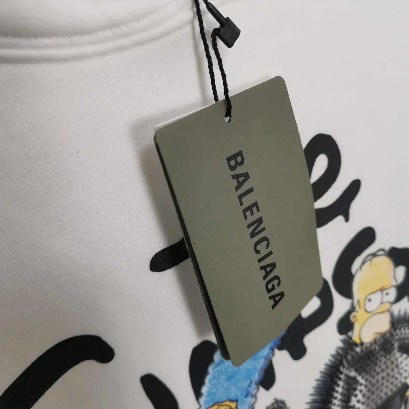 细节补充———顶级过验版本 春秋款巴黎世家BALENCIAGA辛普森一家卡通图案爆裂纹工艺纯棉宽松男女情侣同款帽衫卫衣 工艺采用康丽印花拉裂效果。 The front panel printing glue bursting effect uses imported transparent slurry to scrape the bottom to make the printing bursting feel uniform. (PS: If this process is missing, the printing will easily fall off in large areas after cracking.) The embroidery at the hem uses a Tajima embroidery machine imported from Japan, which makes the size and spacing of the letters even, and the hollows of the letters will not be filled. Precise craftsmanship, full of details. The fabric is made of 520g crystal composite fleece cotton, brand new, washed, and labeled. Genuine products are consistent and synchronized, and coded authentic products are consistent and synchronized. Top tested version, accurate and flawless.  Color: White Size: XS-L P:520
