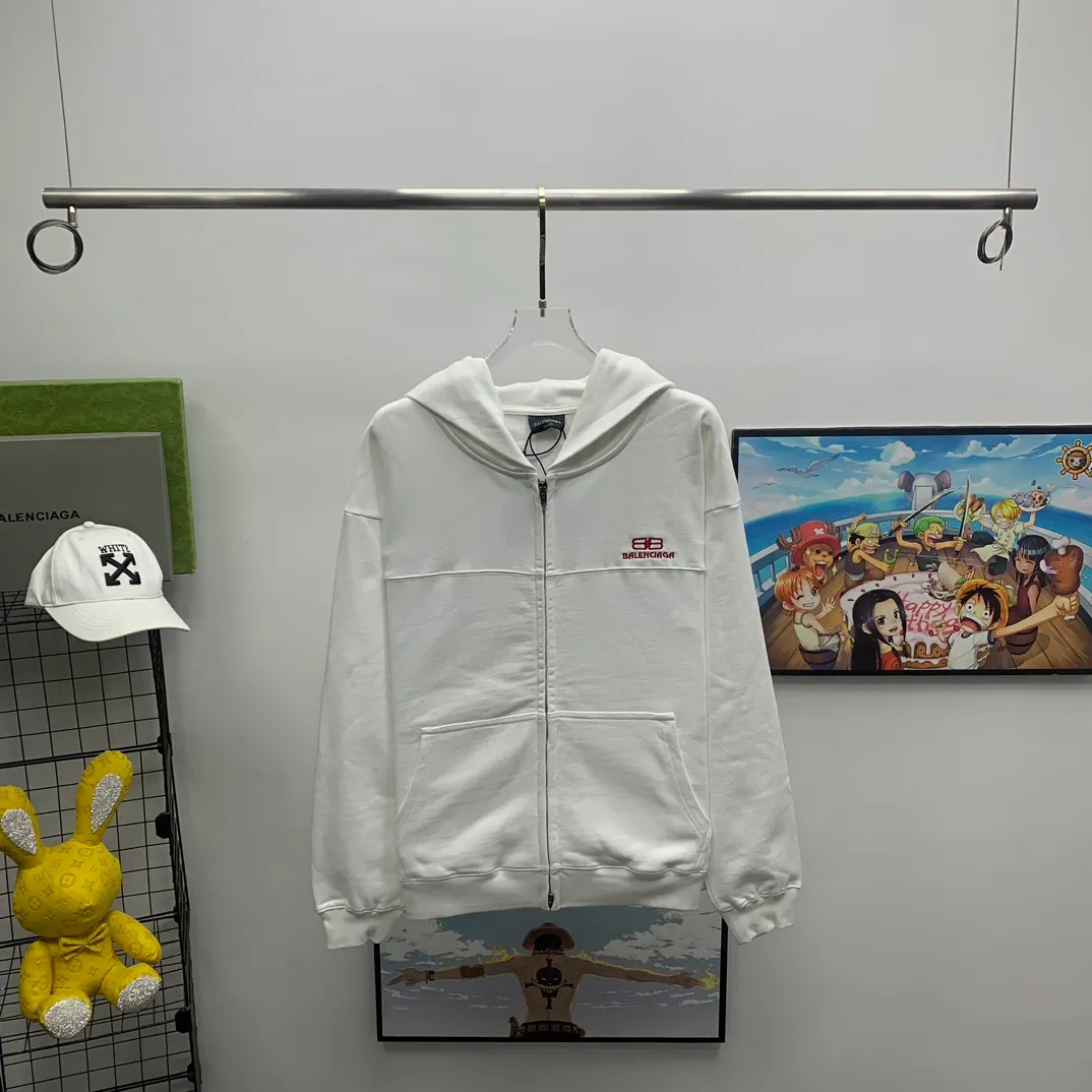 Balenciaga Balenciaga 23ss early autumn new style printed lock bb loose and versatile terry hooded zipper cardigan jacket. High quality. Made of 360g terry high-density pure cotton fabric. The upper body is soft and comfortable and does not pill. It is comparable to ordinary terry fabrics in the market. The chest uses imported environmentally friendly printing technology. All details are 1:1 quality. Three standards are complete. Works in major foreign trade factories. Neat wiring and fine workmanship. 💯 Official website purchasing hot style recommendation🔥popular all over the Internet. Loose fit, versatile upper body, slimming, no body type selection, 1:1 customization at the counter‼ ️Same style for men and women, suitable for couples 💑Friends travel👭✅ Color: black white Size: M/L/XL P:470
