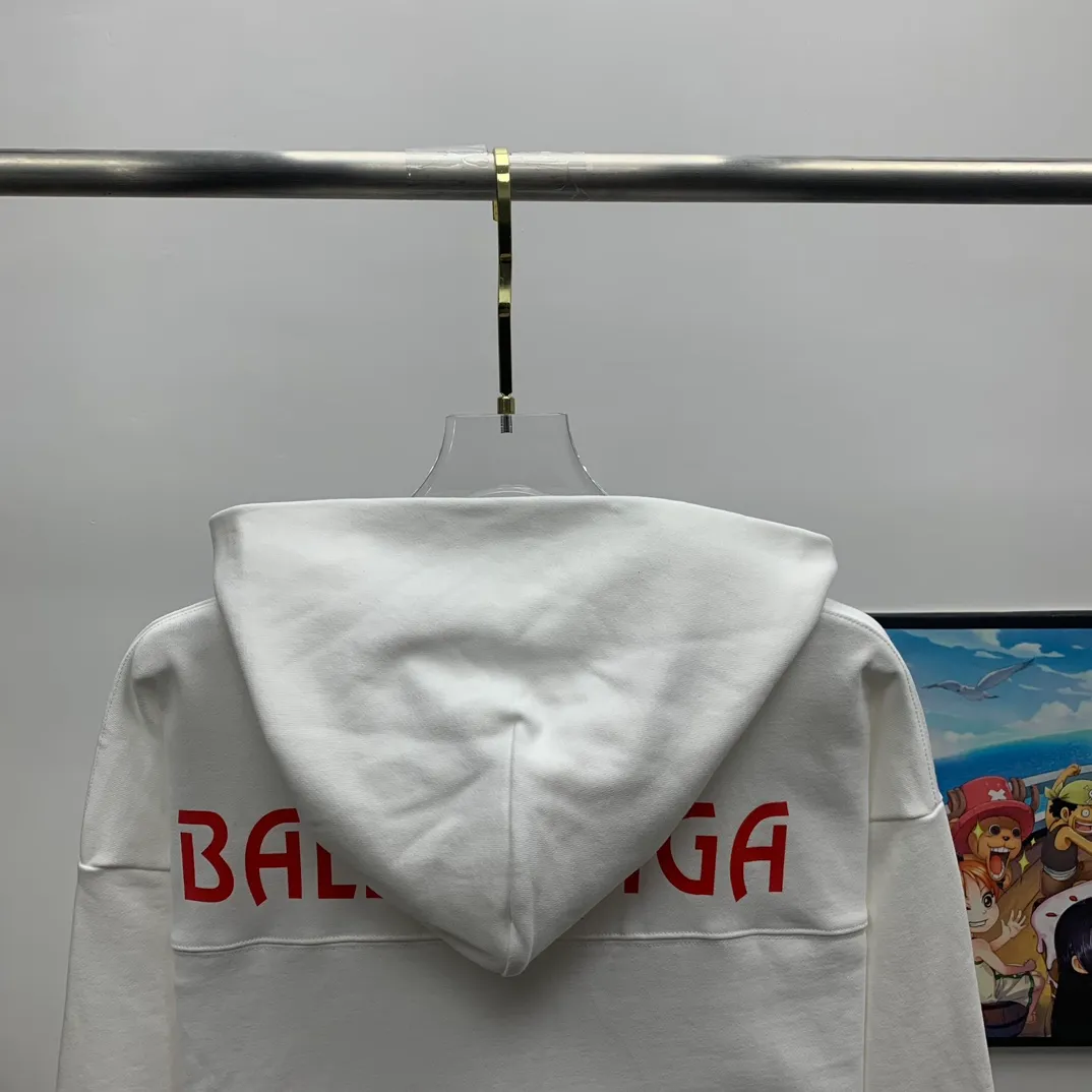 Balenciaga Balenciaga 23ss early autumn new style printed lock bb loose and versatile terry hooded zipper cardigan jacket. High quality. Made of 360g terry high-density pure cotton fabric. The upper body is soft and comfortable and does not pill. It is comparable to ordinary terry fabrics in the market. The chest uses imported environmentally friendly printing technology. All details are 1:1 quality. Three standards are complete. Works in major foreign trade factories. Neat wiring and fine workmanship. 💯 Official website purchasing hot style recommendation🔥popular all over the Internet. Loose fit, versatile upper body, slimming, no body type selection, 1:1 customization at the counter‼ ️Same style for men and women, suitable for couples 💑Friends travel👭✅ Color: black white Size: M/L/XL P:470