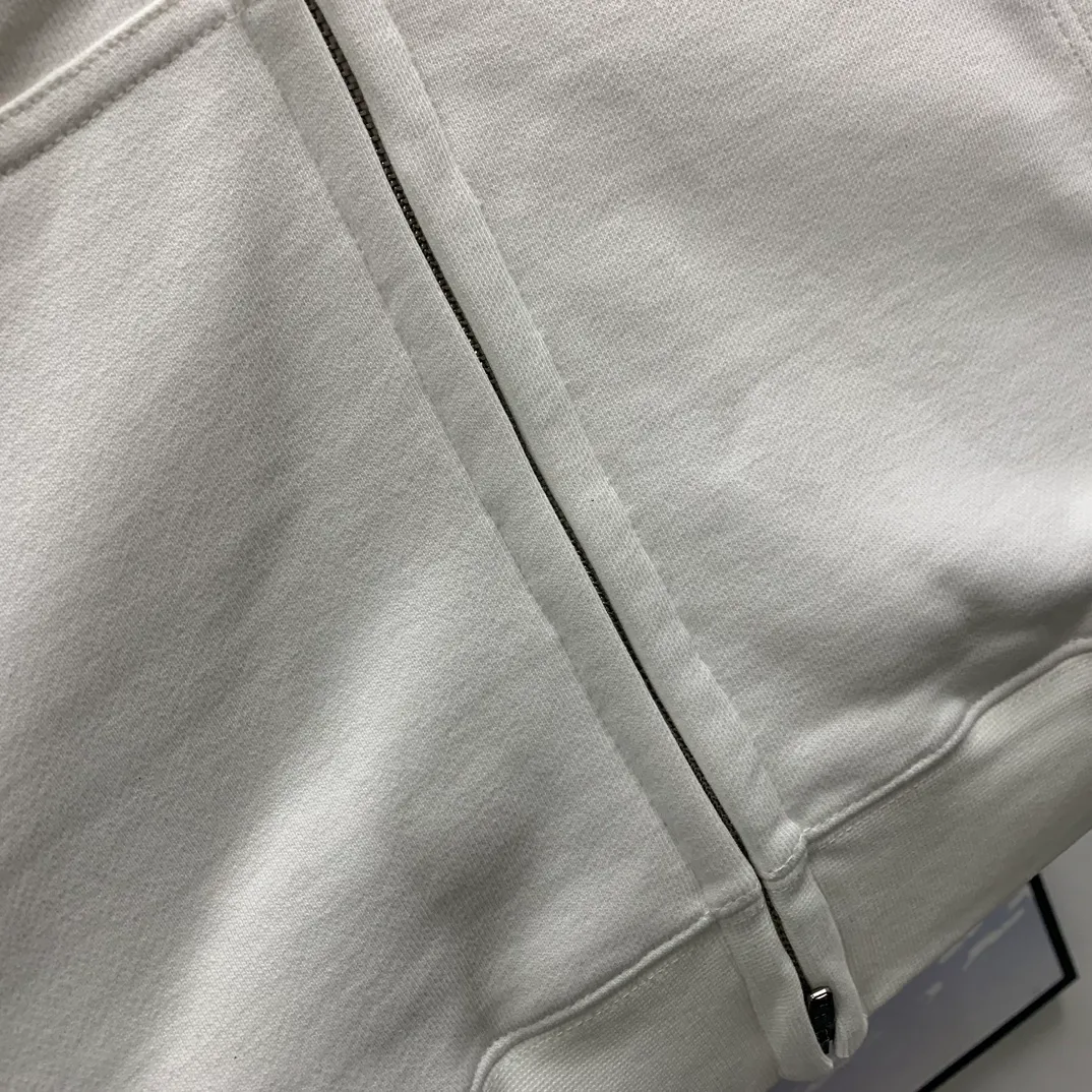 Balenciaga Balenciaga 23ss early autumn new style printed lock bb loose and versatile terry hooded zipper cardigan jacket. High quality. Made of 360g terry high-density pure cotton fabric. The upper body is soft and comfortable and does not pill. It is comparable to ordinary terry fabrics in the market. The chest uses imported environmentally friendly printing technology. All details are 1:1 quality. Three standards are complete. Works in major foreign trade factories. Neat wiring and fine workmanship. 💯 Official website purchasing hot style recommendation🔥popular all over the Internet. Loose fit, versatile upper body, slimming, no body type selection, 1:1 customization at the counter‼ ️Same style for men and women, suitable for couples 💑Friends travel👭✅ Color: black white Size: M/L/XL P:470