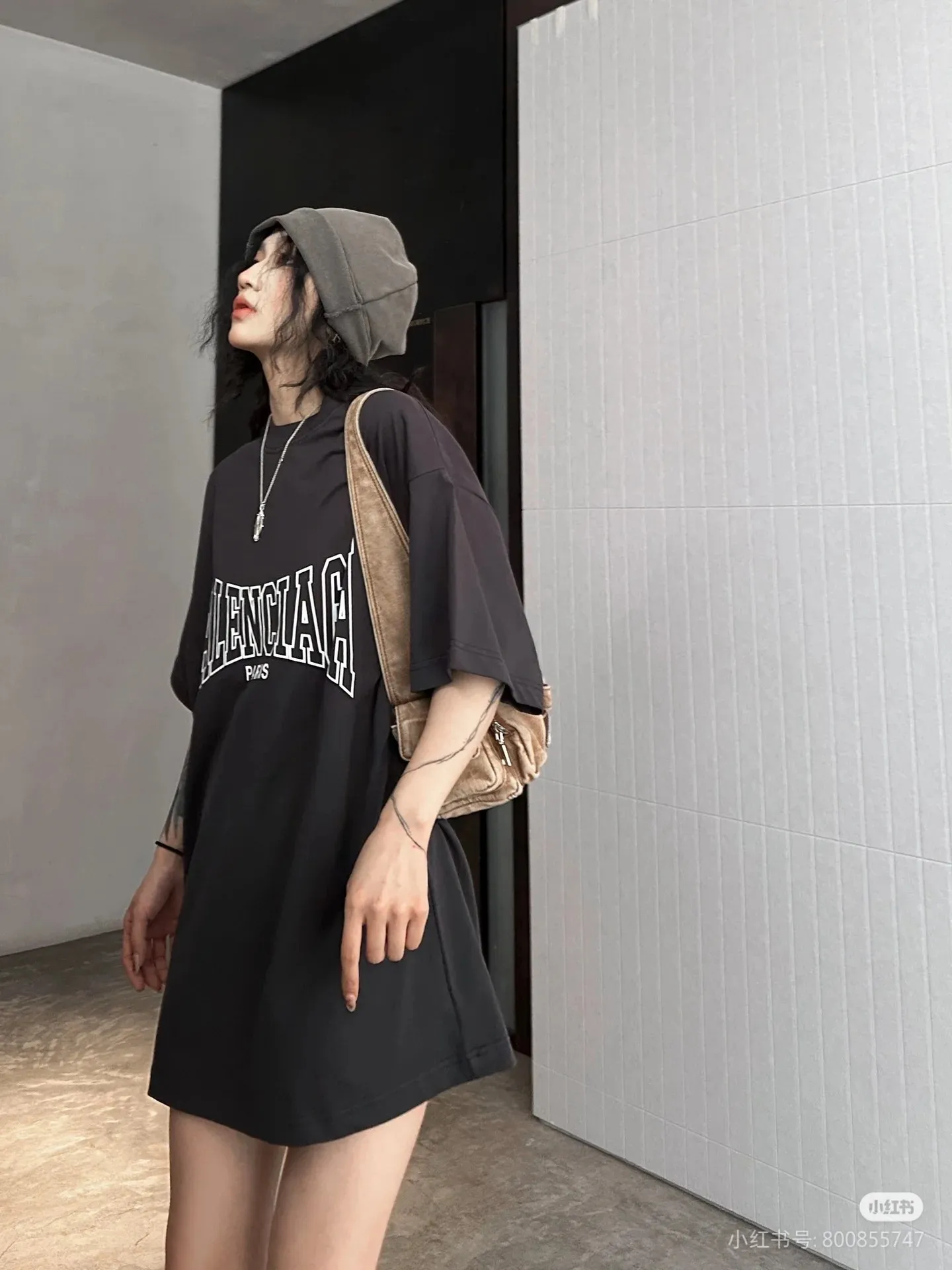 ♻️💯Refer to the model picture for the upper body❤️The top version of Balenciaga/Balenciaga's new burst print round neck short-sleeved T-shirt - - Purchase the original mold to create, a full set of customized accessories, details determine success or failure - Balenciaga is one of the most influential brands in the fashion industry. Founded in 1919 by Cristóbal Balenciaga and settled in Paris in 1936, he led many important fashion movements between 1930 and 1968. The representative ready-to-wear collection embodies the brand's identity - Fabric: 280 grams of custom-made double yarn high-density cotton fabric - Craftsmanship: The entire garment is precision embossed - Accessories: A complete set of original Balenciaga counter accessories - Available for both men and women Black - Size: XS S M L P: 260